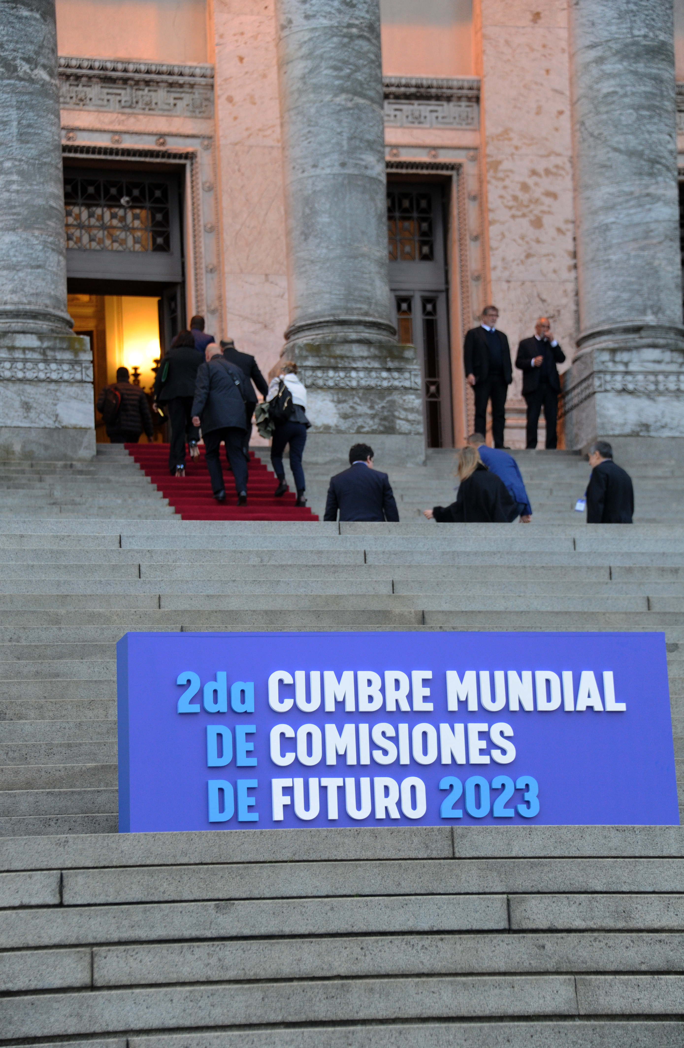 Imágenes del presidente Lacalle Pou en II Cumbre Mundial de Comisiones de Futuro