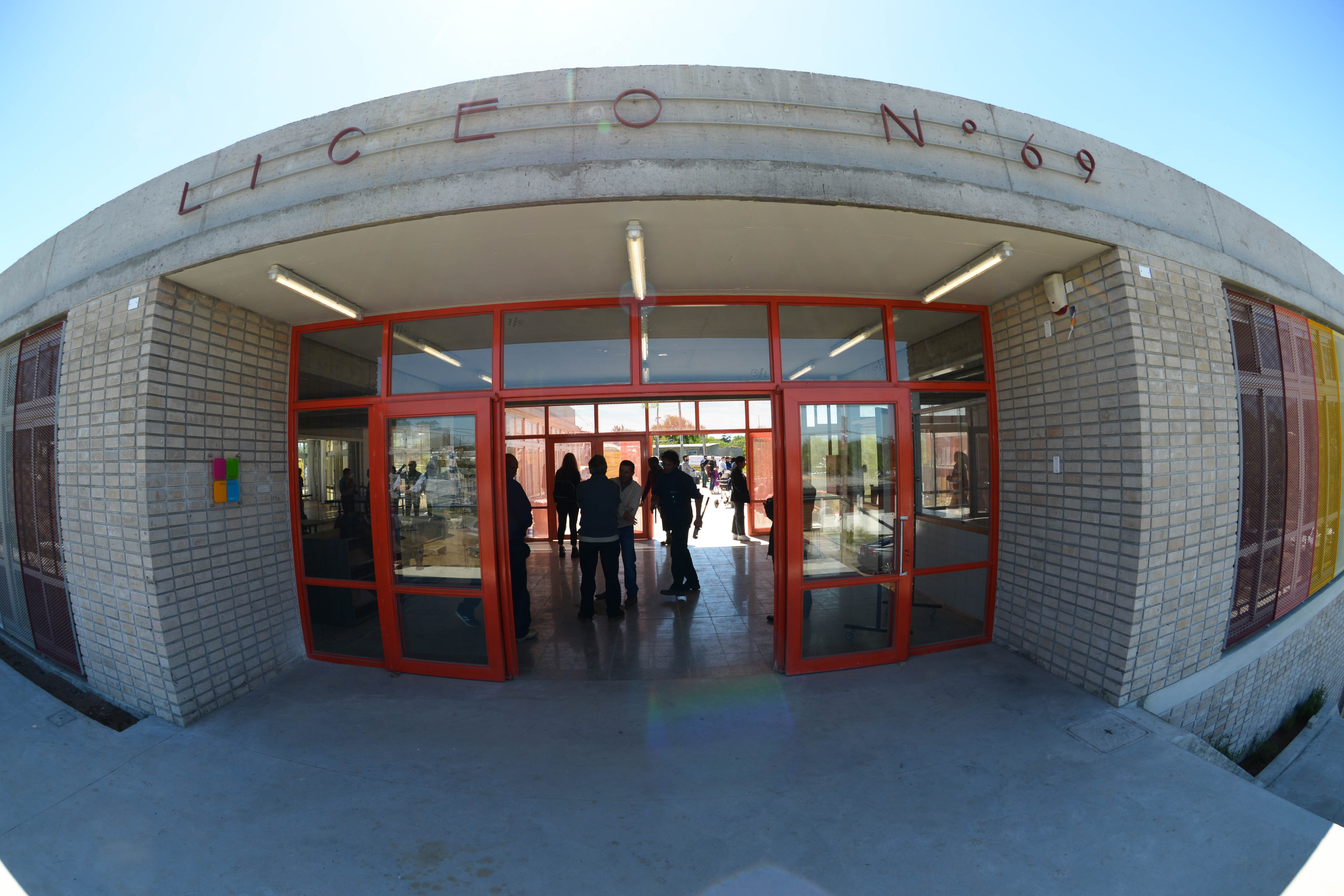 Presidente Lacalle Pou en inauguración de edificio de liceo n.° 69 en Casavalle