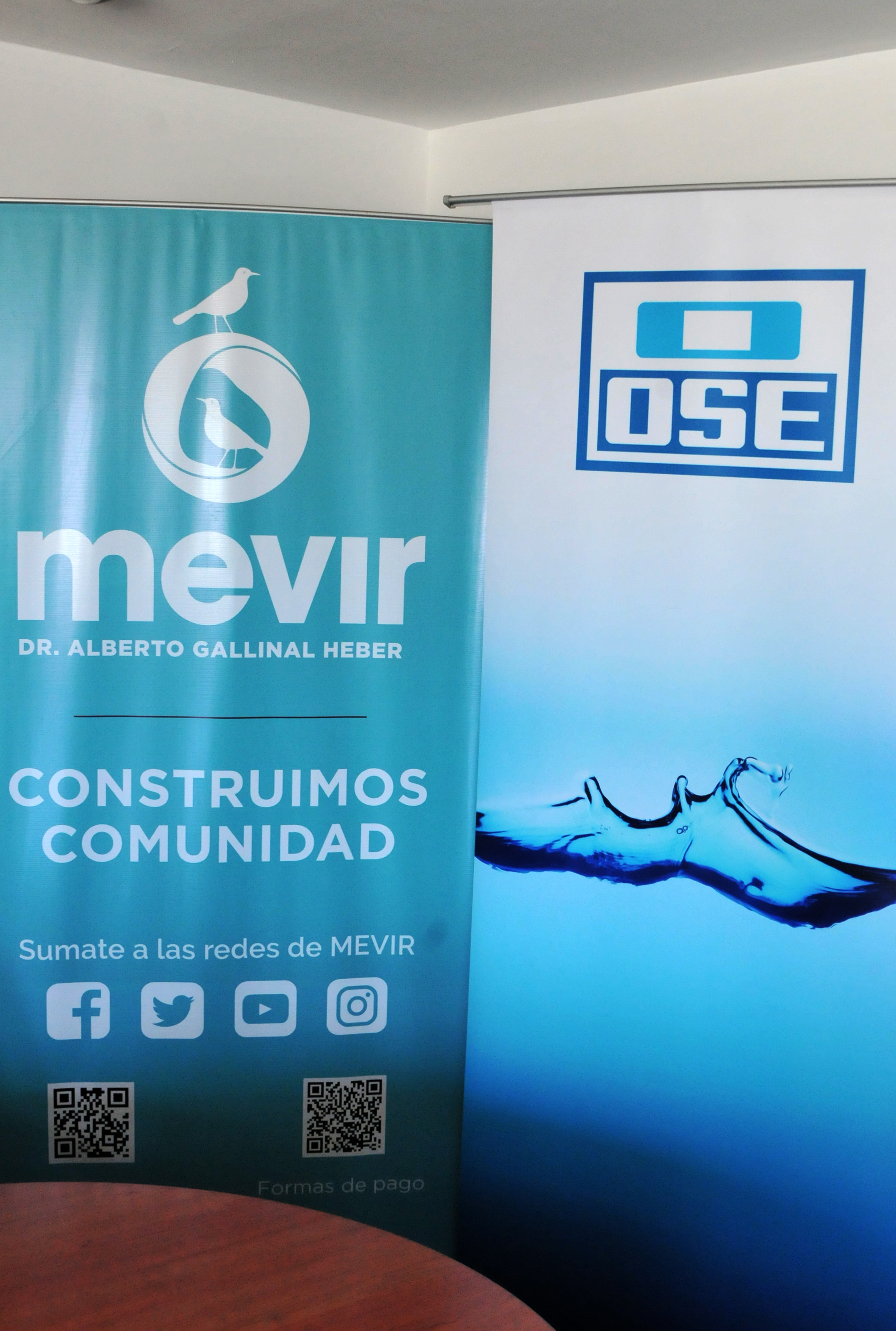 Imágenes de la firma de un convenio entre Mevir y OSE
