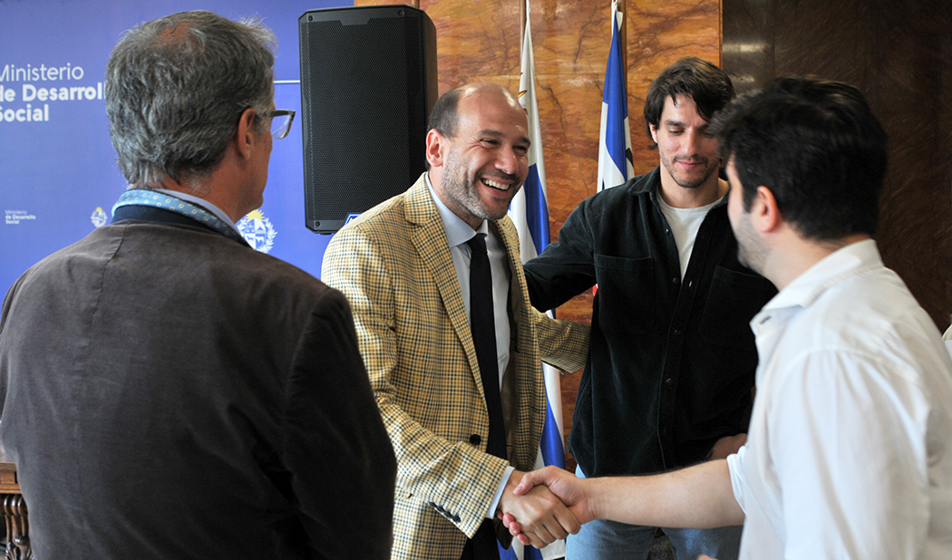 Imágenes de firma de convenio entre MVOT y Mides