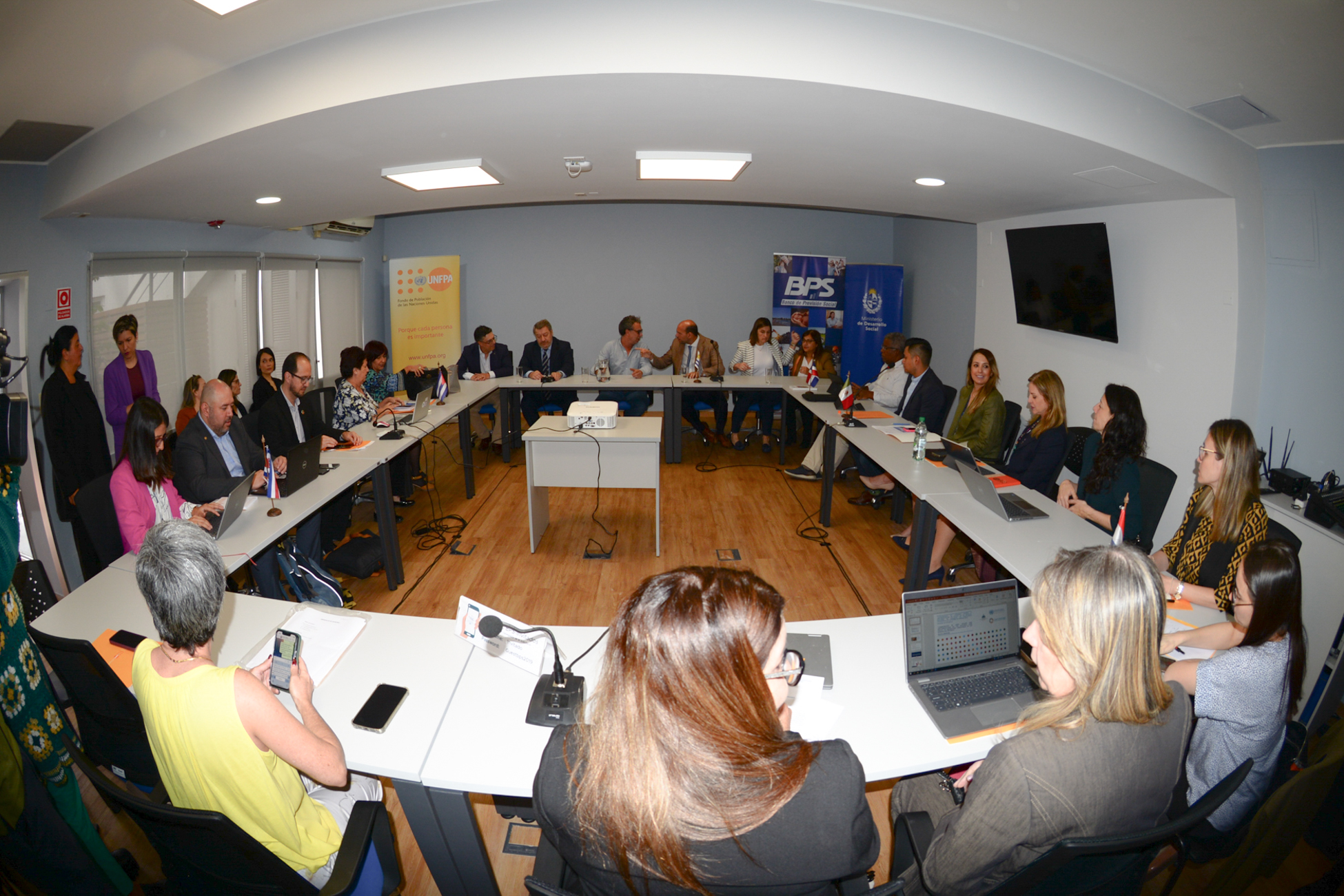 Representantes de países latinoamericanos y el caribe vistan Uruguay para conocer experiencia en cuidados