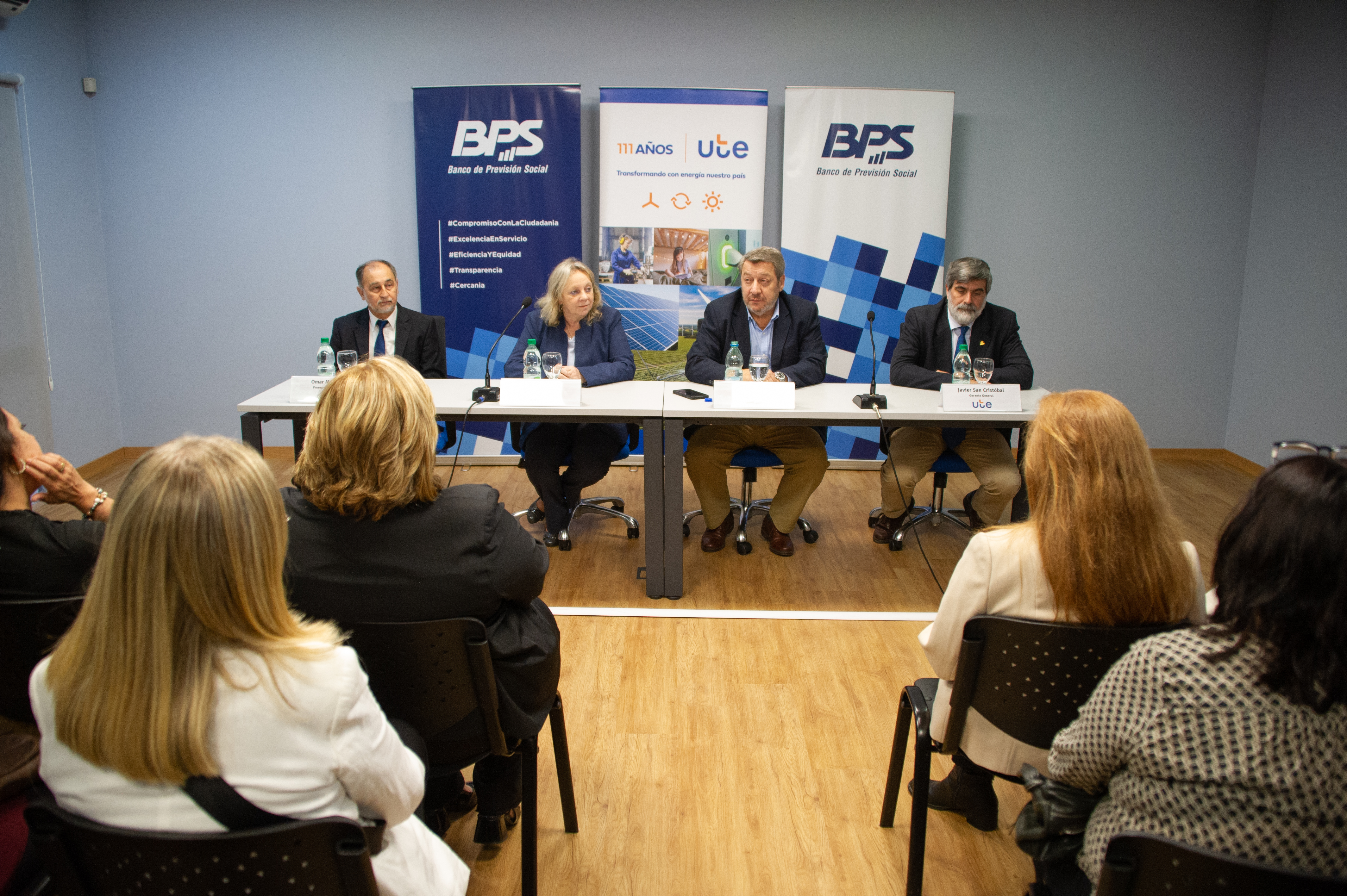 Imágenes de firma de convenio entre BPS y UTE