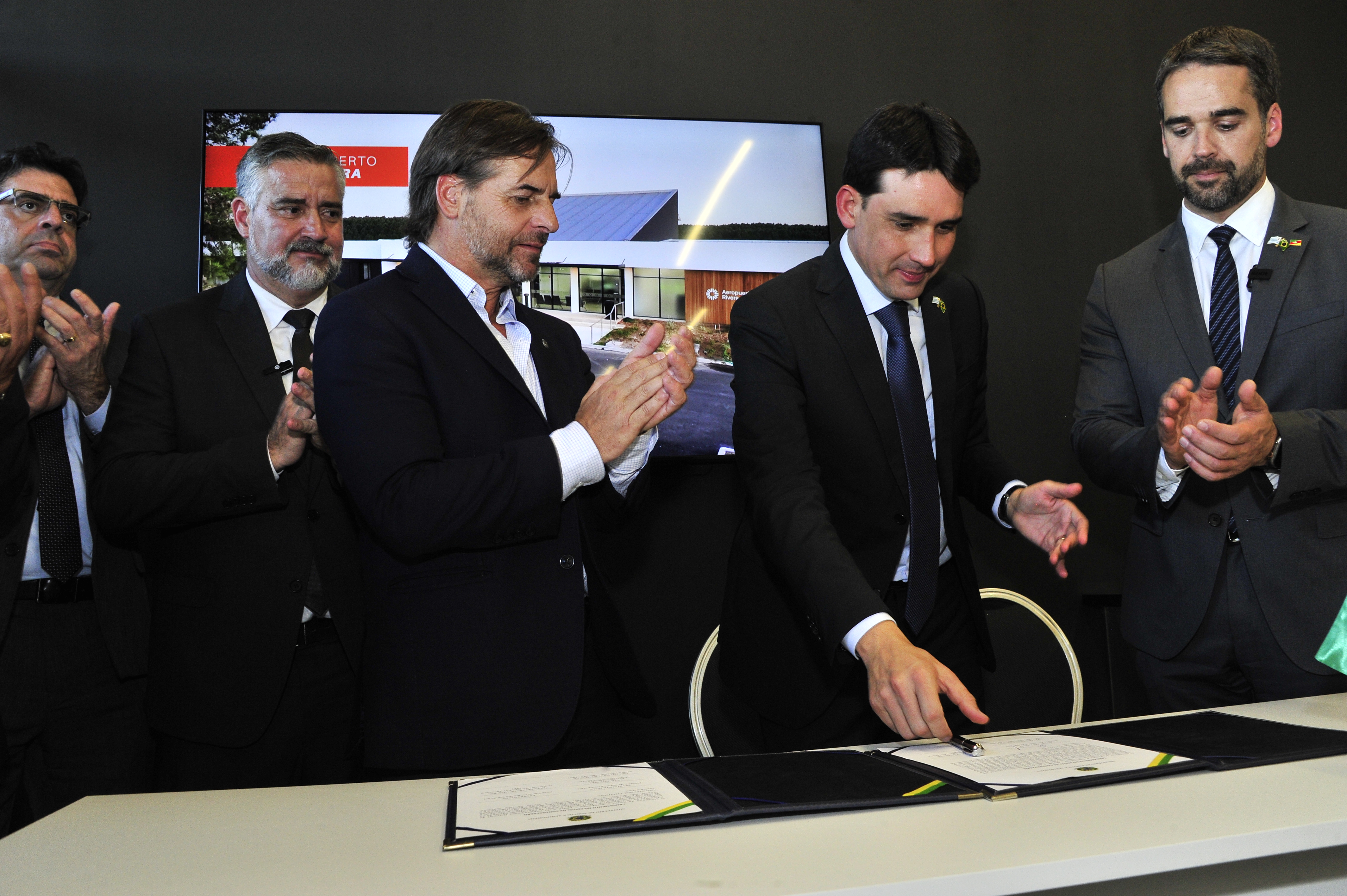 Imágenes de la firma de decretos binacionales para obras en el país.