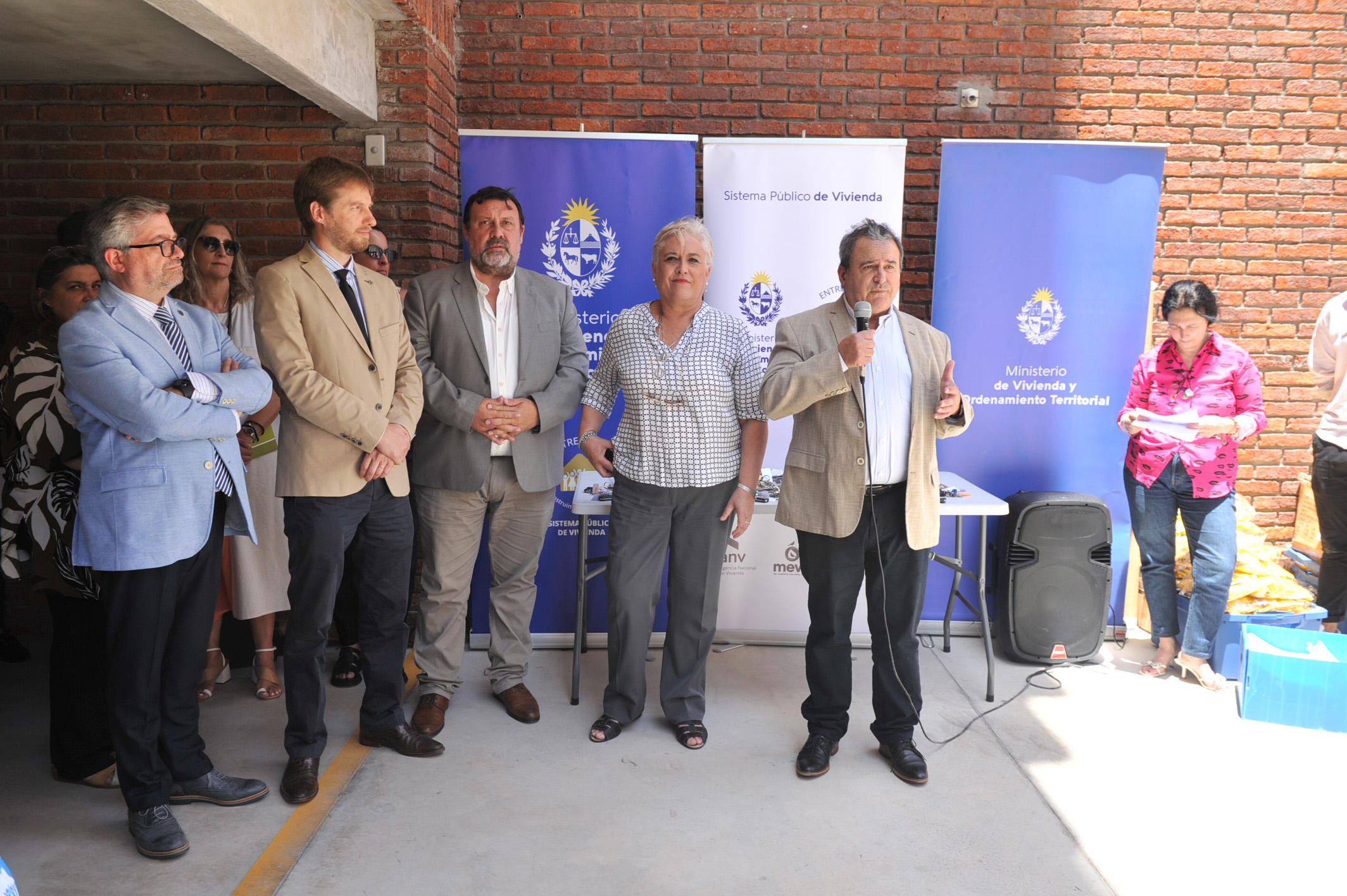 El ministro de Vivienda, Raúl Lozano, participó en la entrega de 70 viviendas