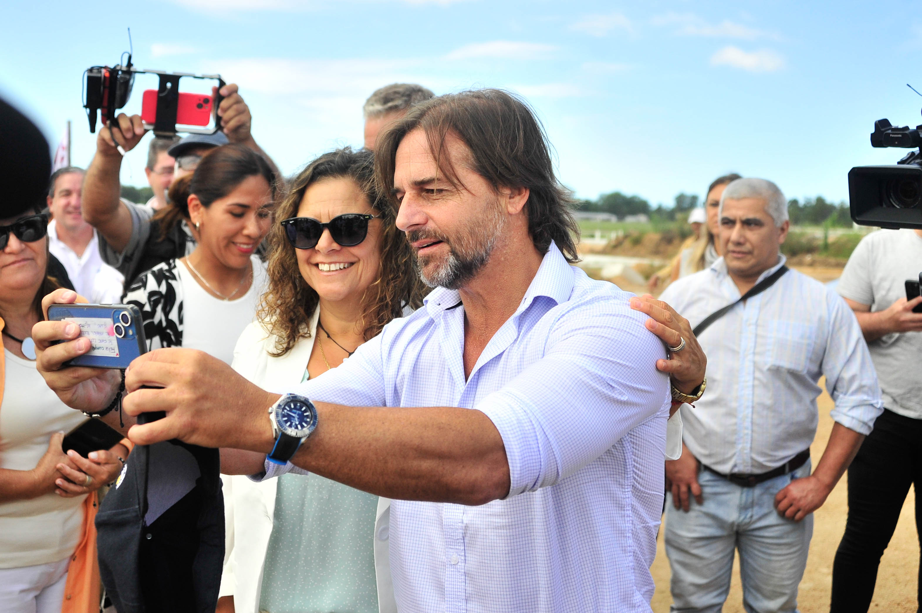 Presidente Lacalle Pou en realojo de asentamiento Kennedy en Maldonado