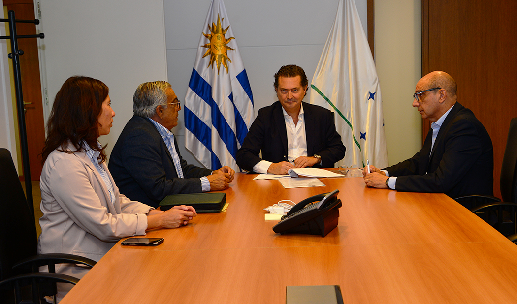Imágenes de firma de convenios entre JND e intendencia de Río Negro