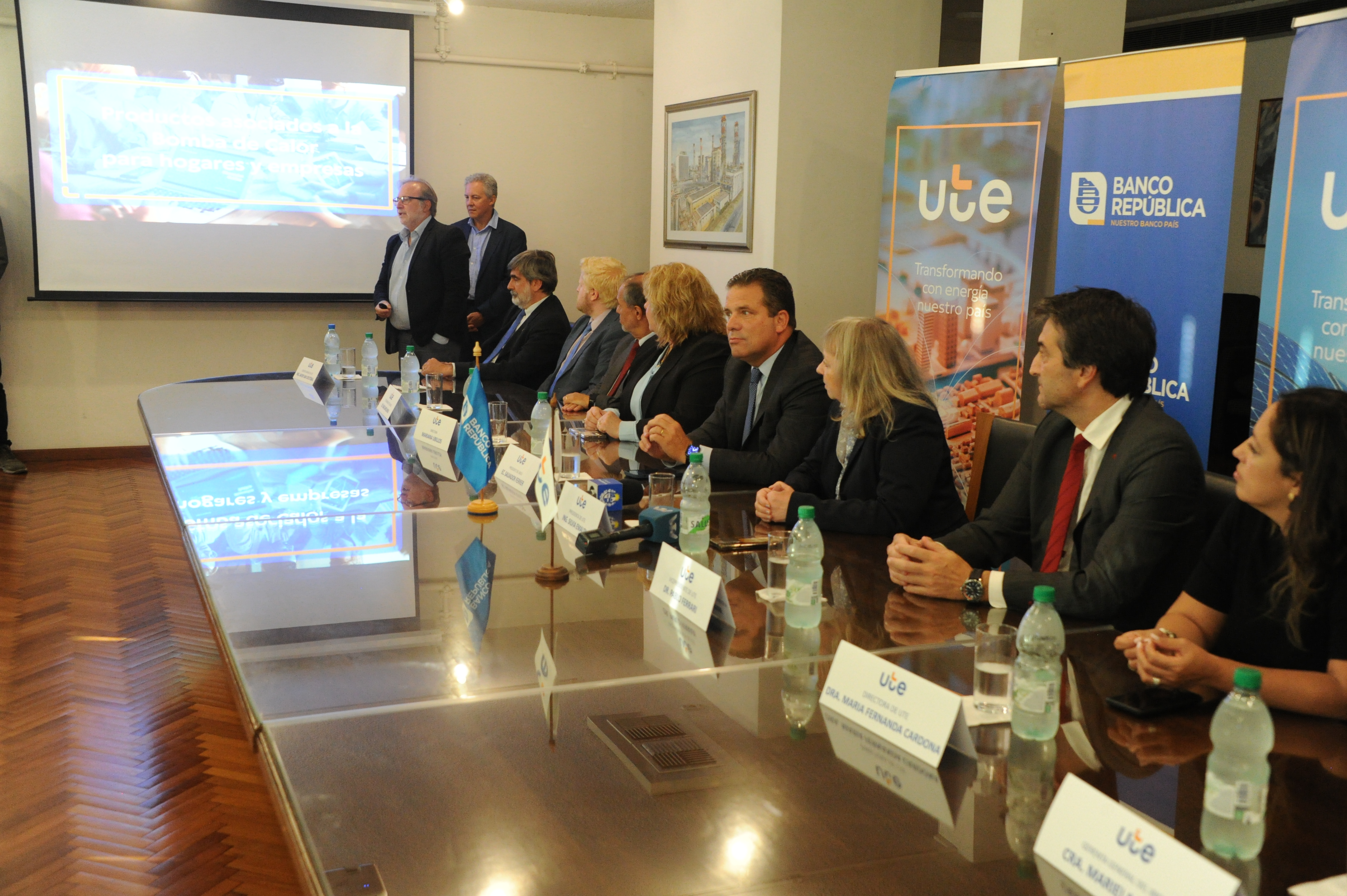 Imágenes de la firma de un convenio entre UTE y BROU
