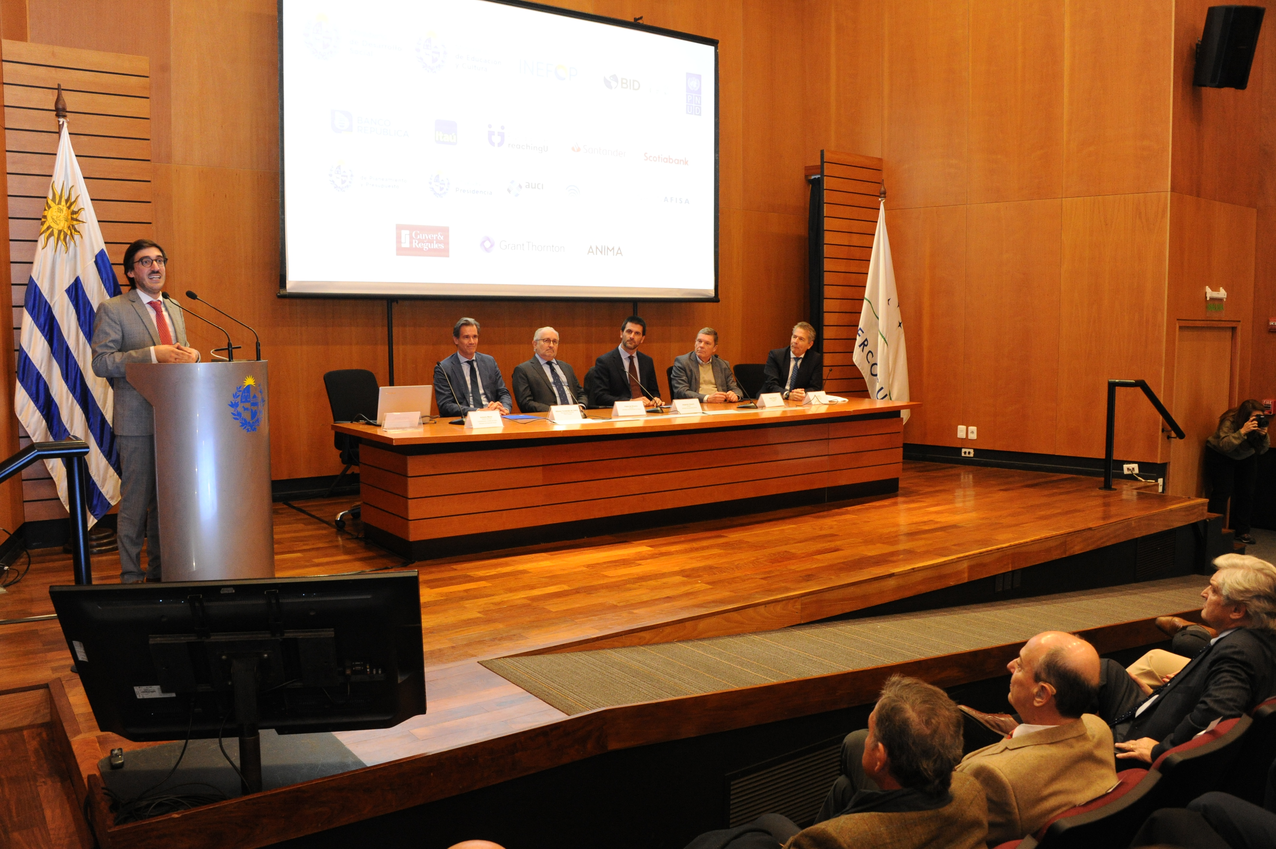 Presentación del primer bono de impacto social en Uruguay