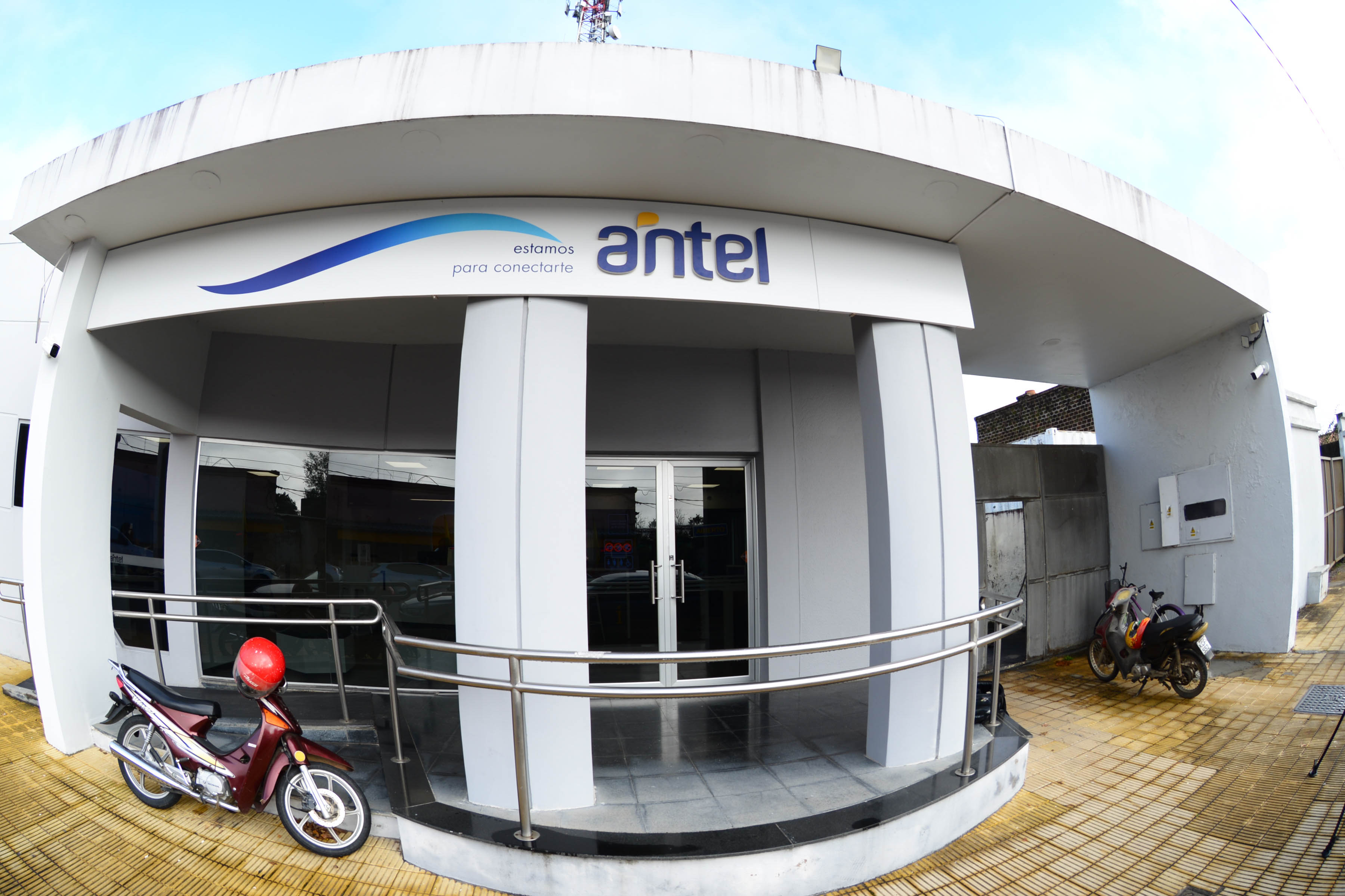 Antel alcanzó sus 300 sitios 5G de infraestructura móvil en el país