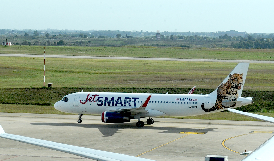 Arribo del primer vuelo Montevideo-Buenos Aires de Jetsmart