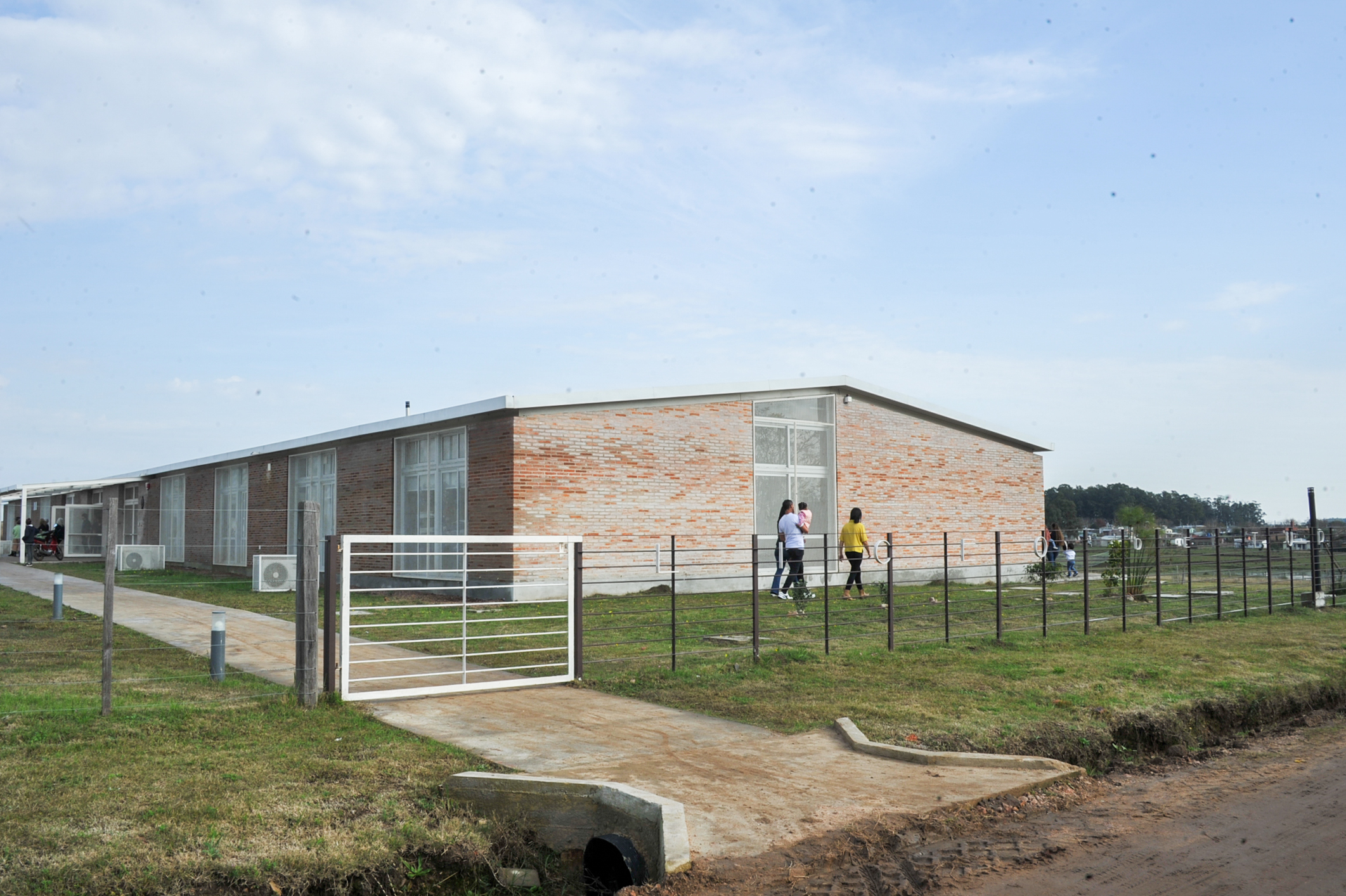 Inauguración del edificio del liceo rural de Tupambaé