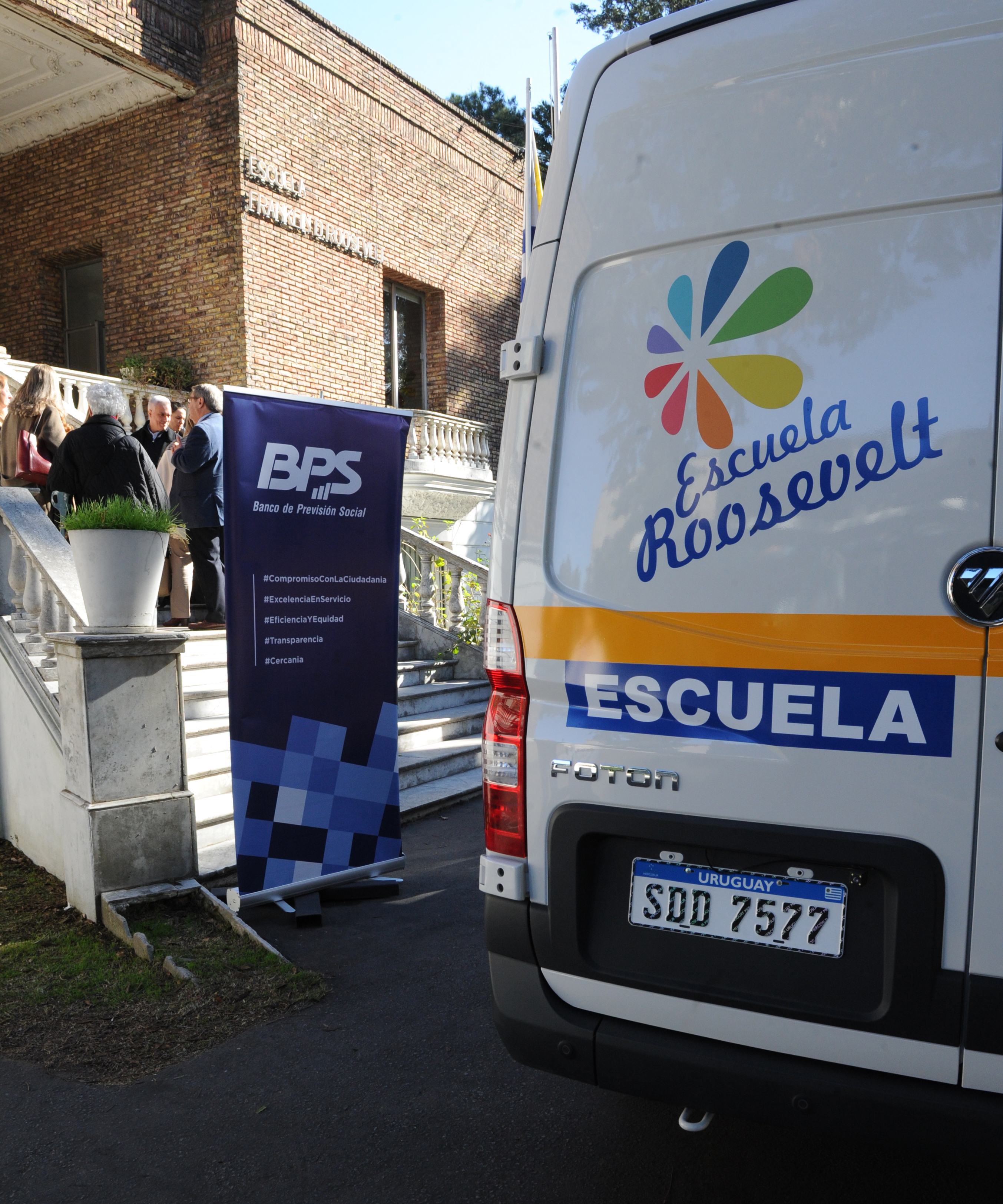 BPS entregó vehículo adaptado a institución educativa para trasladar jóvenes con discapacidad