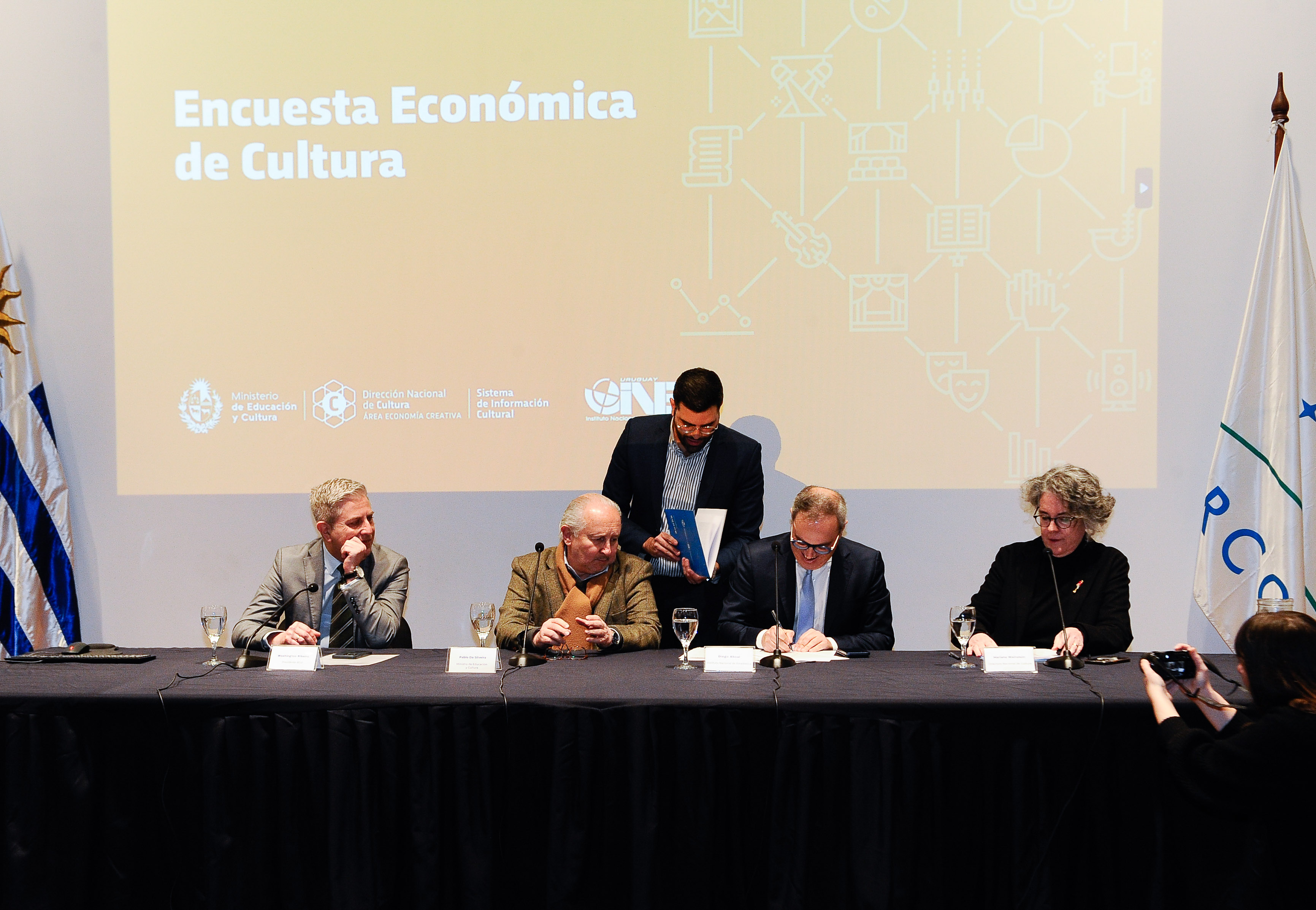 Firma de convenio entre el MEC y el INE