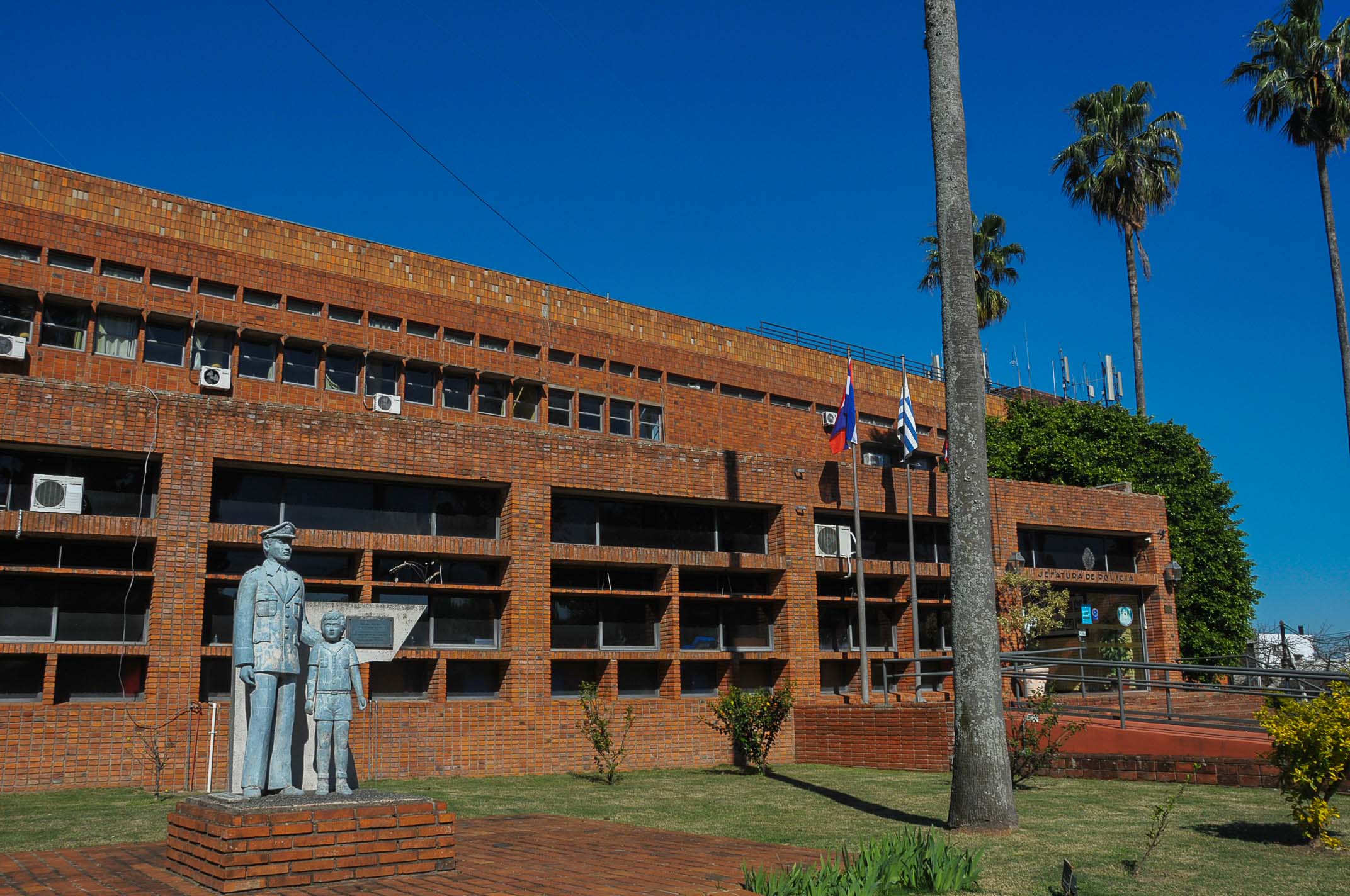 Egreso de agentes policiales en Salto y reinauguración de la seccional 16a. en Salto