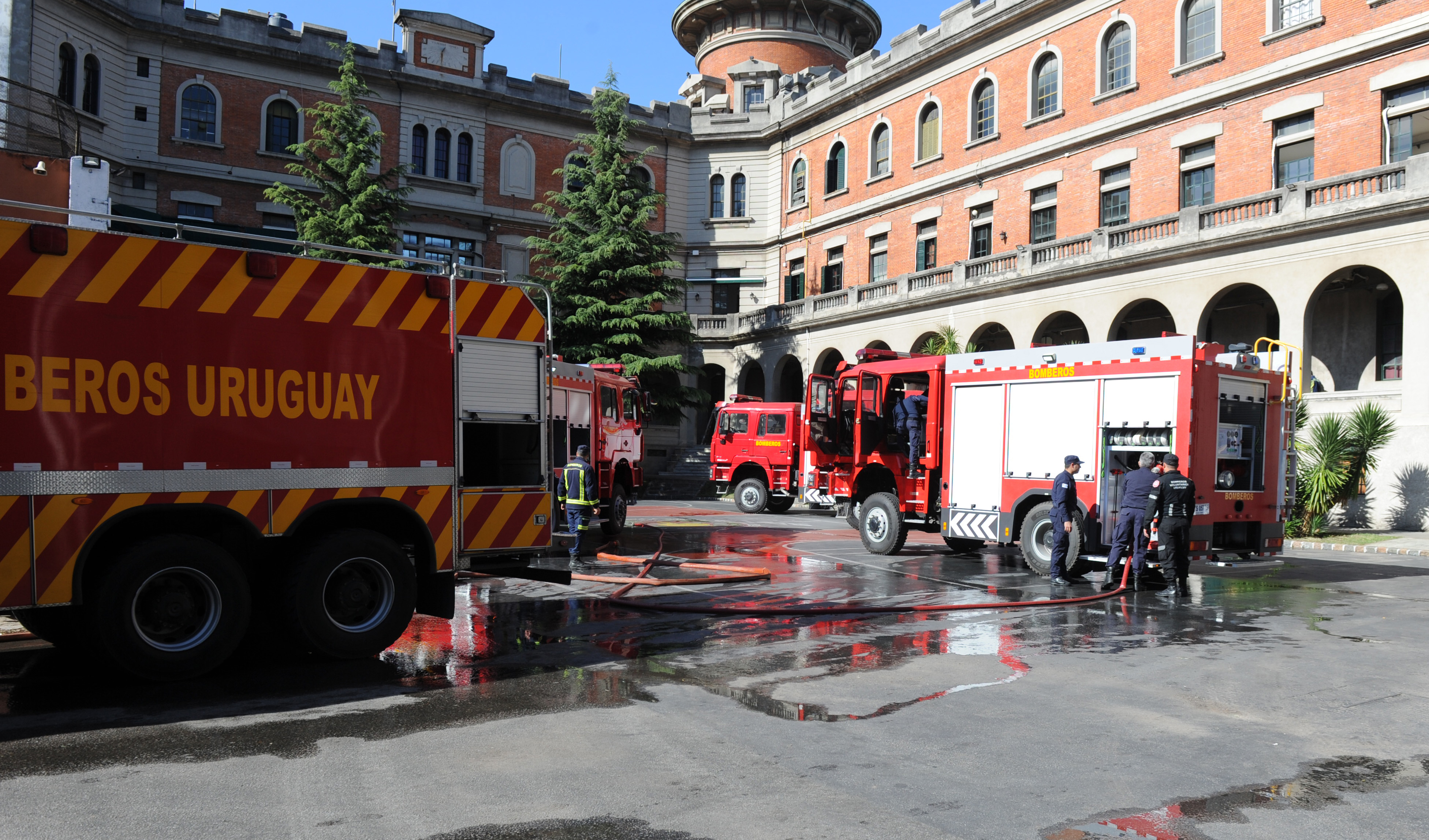 Entrega de 5 camiones a la Dirección Nacional de Bomberos