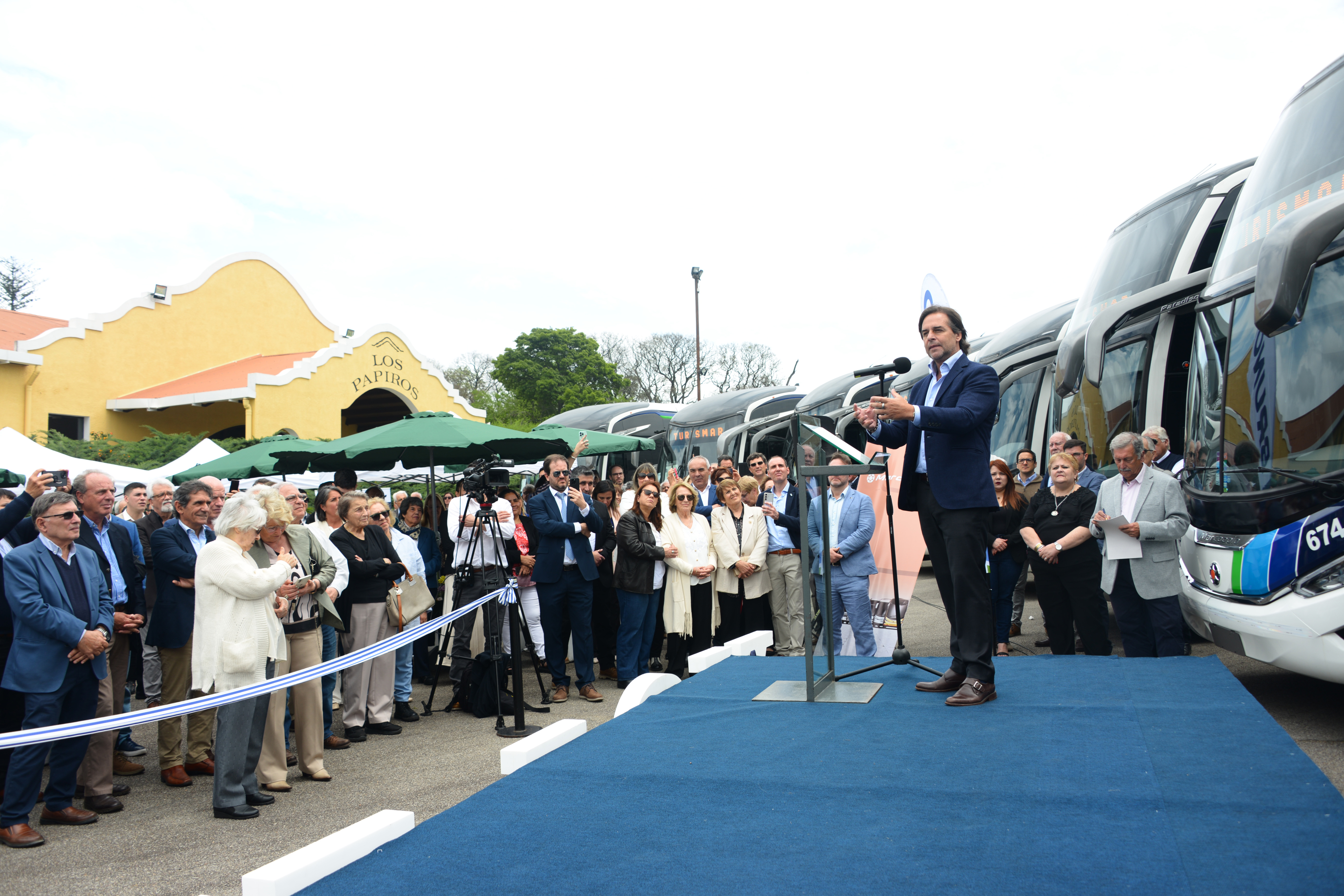 Presidente Lacalle Pou en presentación de unidades de transporte