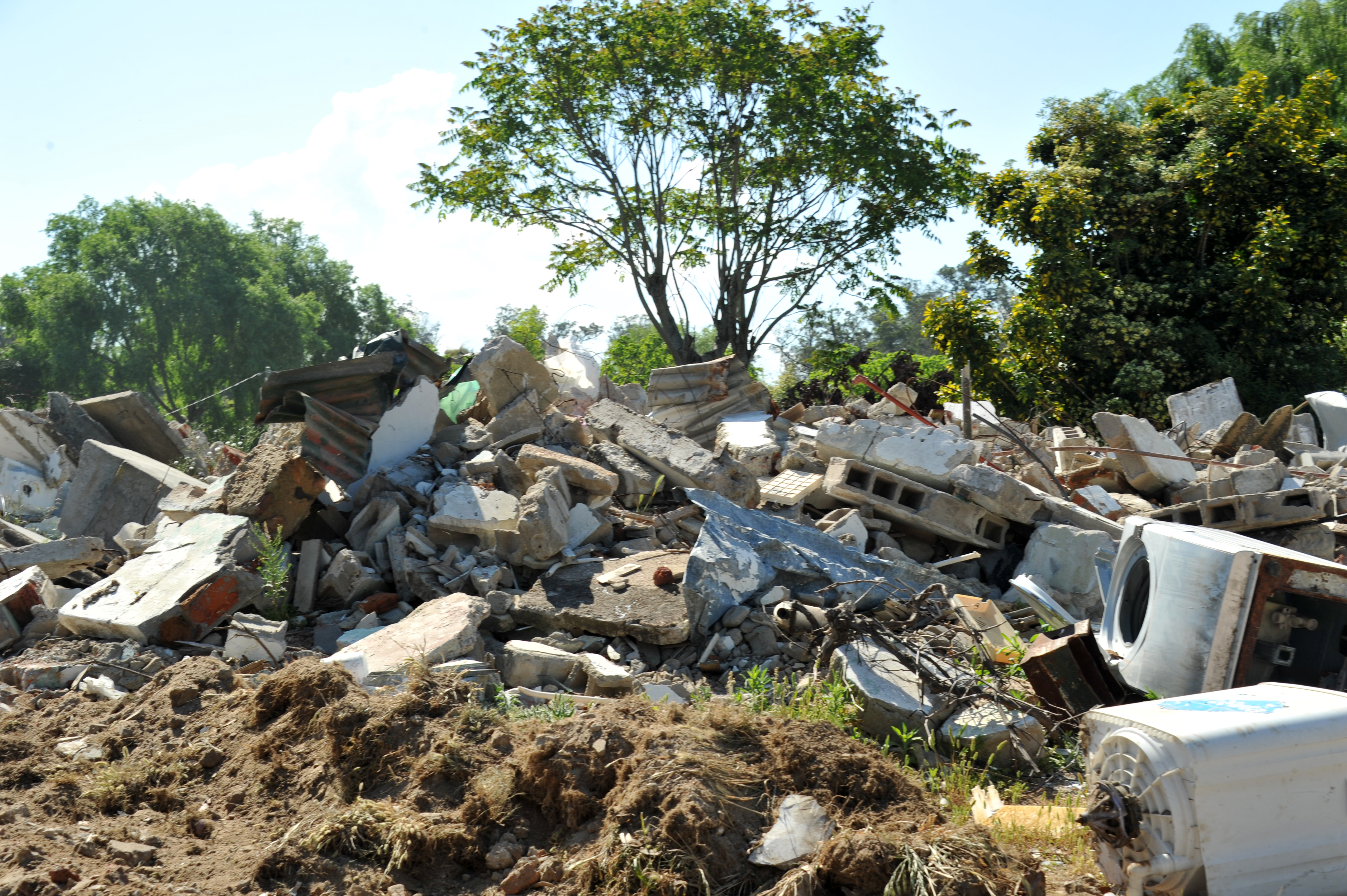 Presidente Lacalle Pou en demolición de última construcción del asentamiento Kennedy