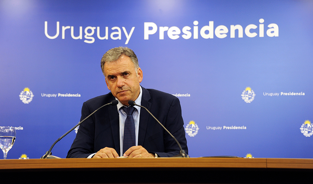 Presidente Lacalle Pou recibiendo al mandatario electo, Yamandú Orsi