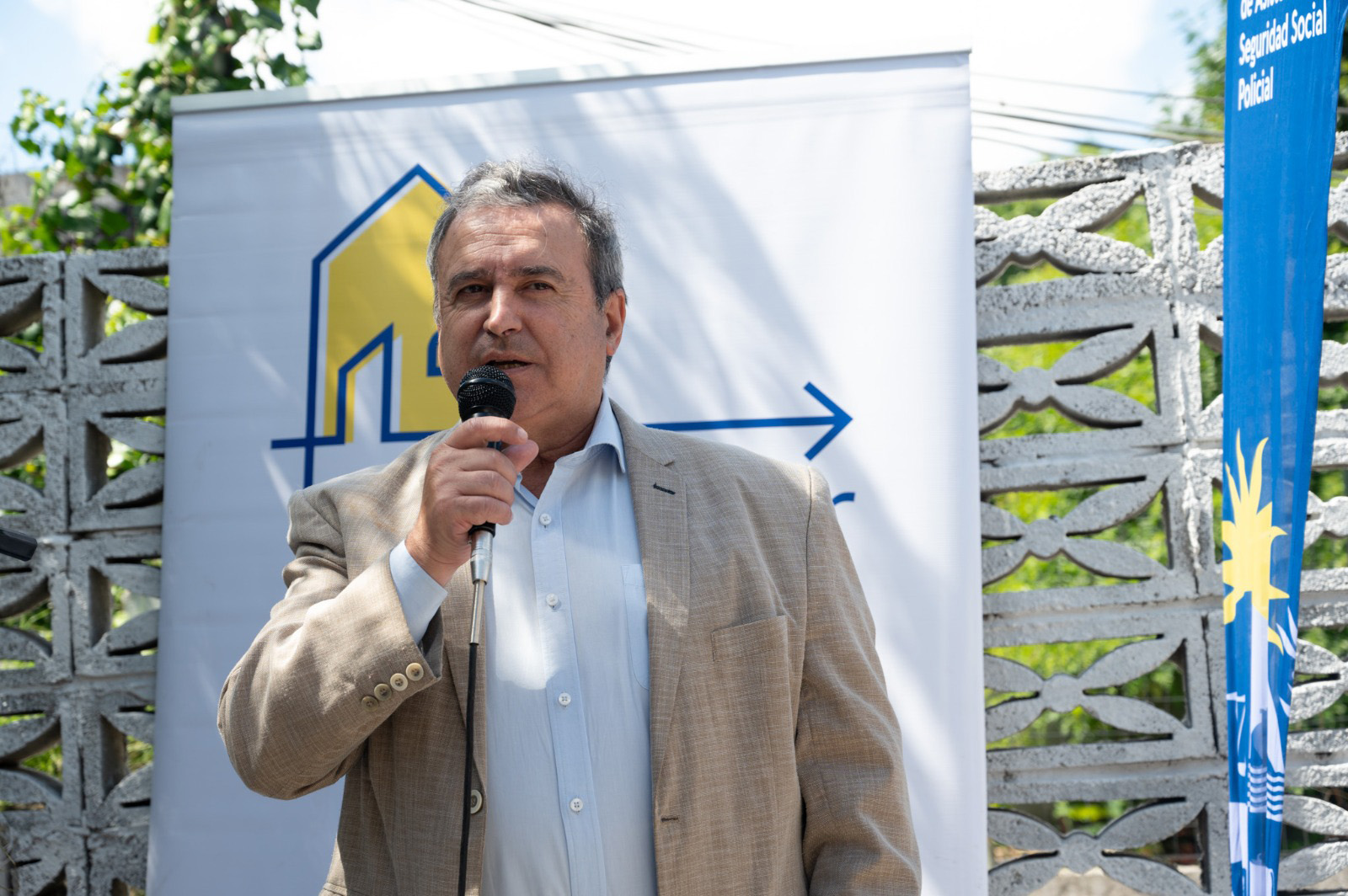 Entrega de vivienda del plan Avanzar a funcionaria policial