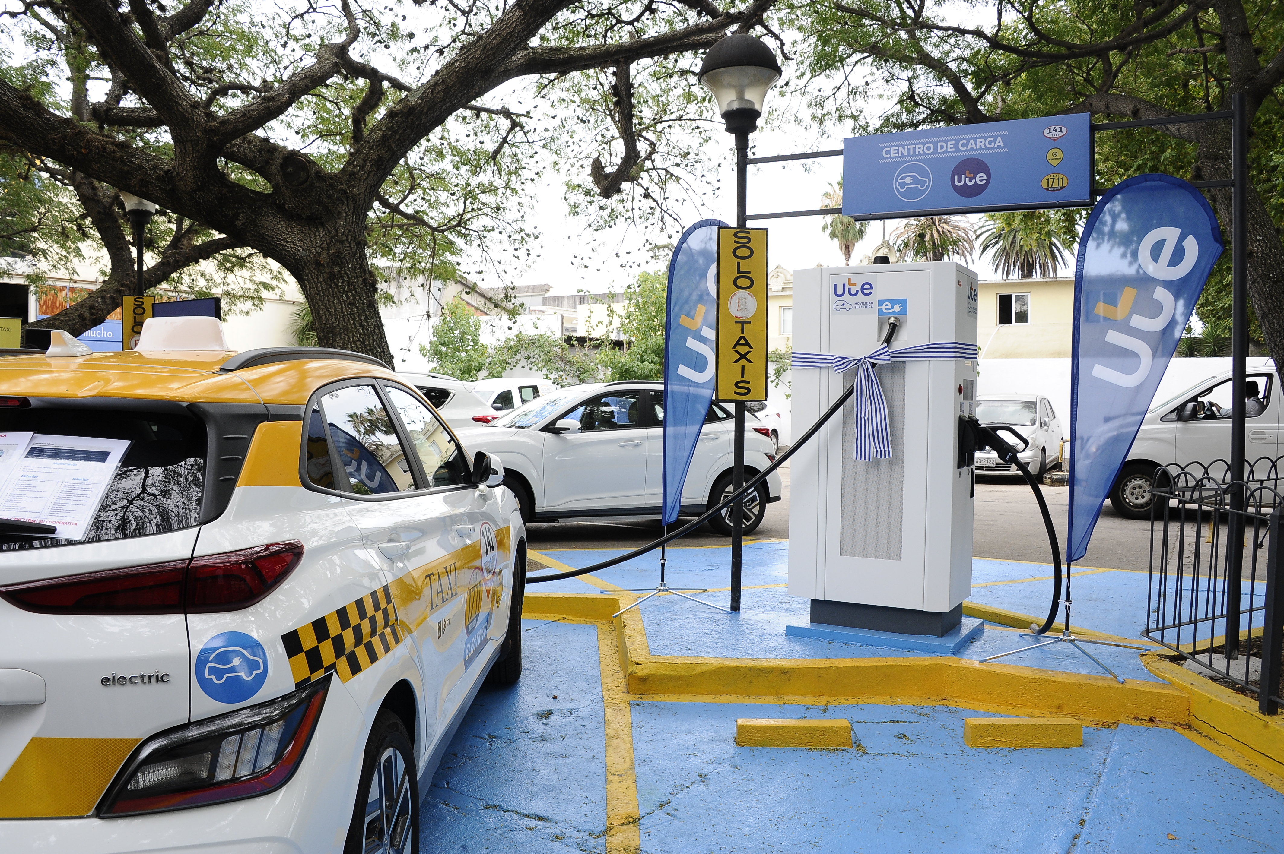 Inauguración de cargadores eléctricos de UTE