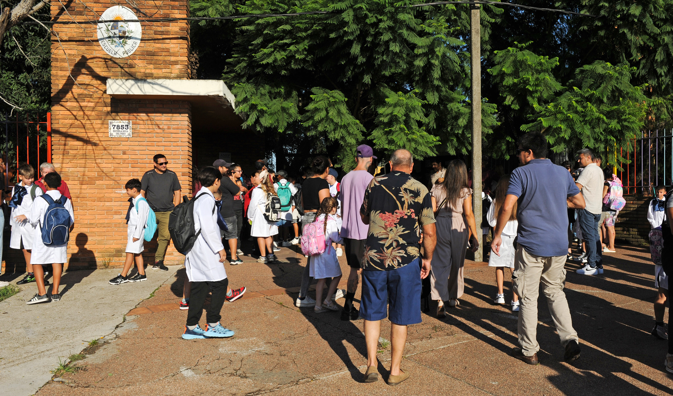 Unos 670.000 estudiantes y 66.000 funcionarios inician año lectivo 2025 de la ANEP