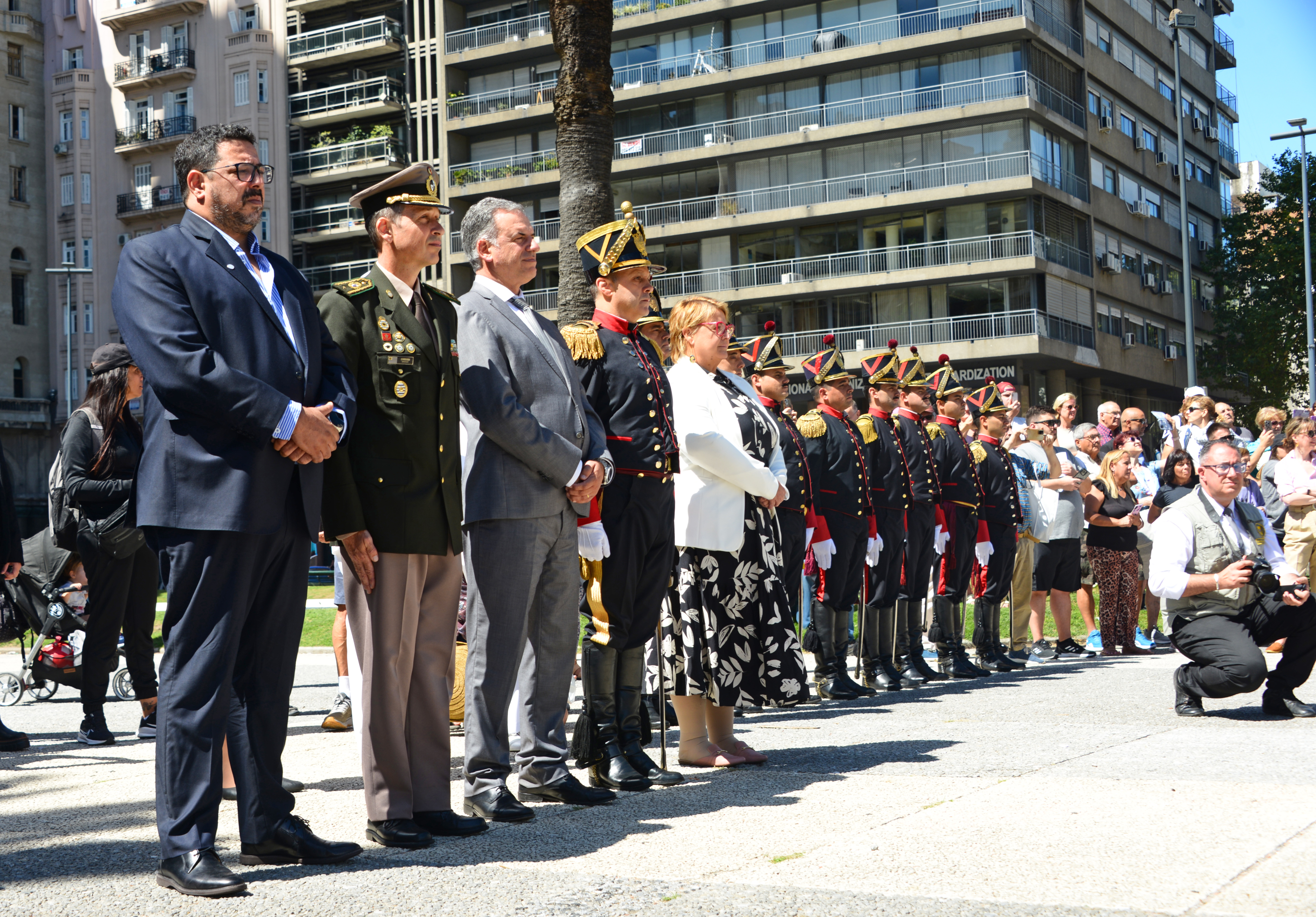 Presidente Yamandú Orsi en el relevo de guardia del Regimiento Blandengues de Artigas