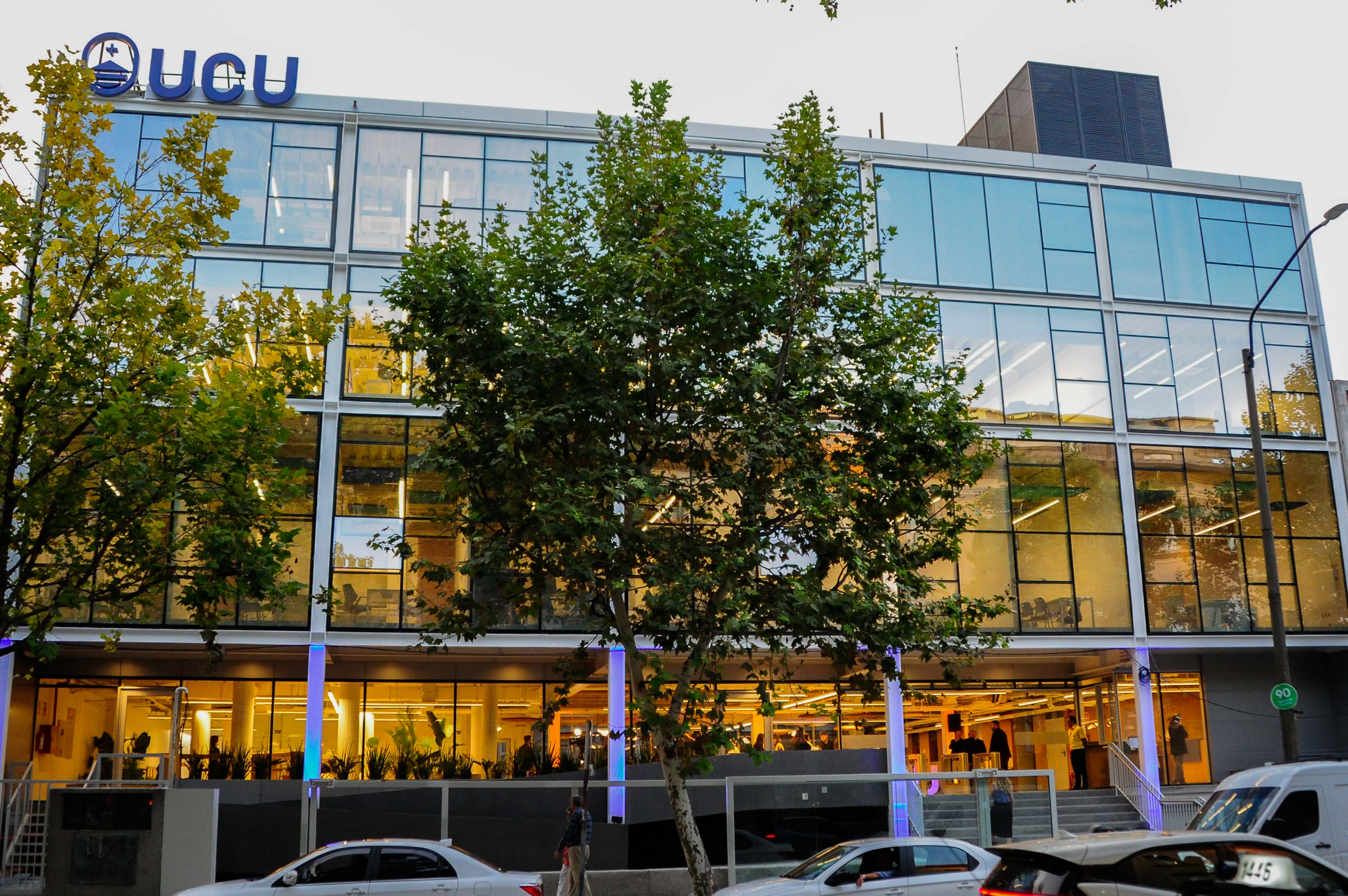Presidente Yamandú Orsi en acto por los 40 años de la Universidad Católica del Uruguay