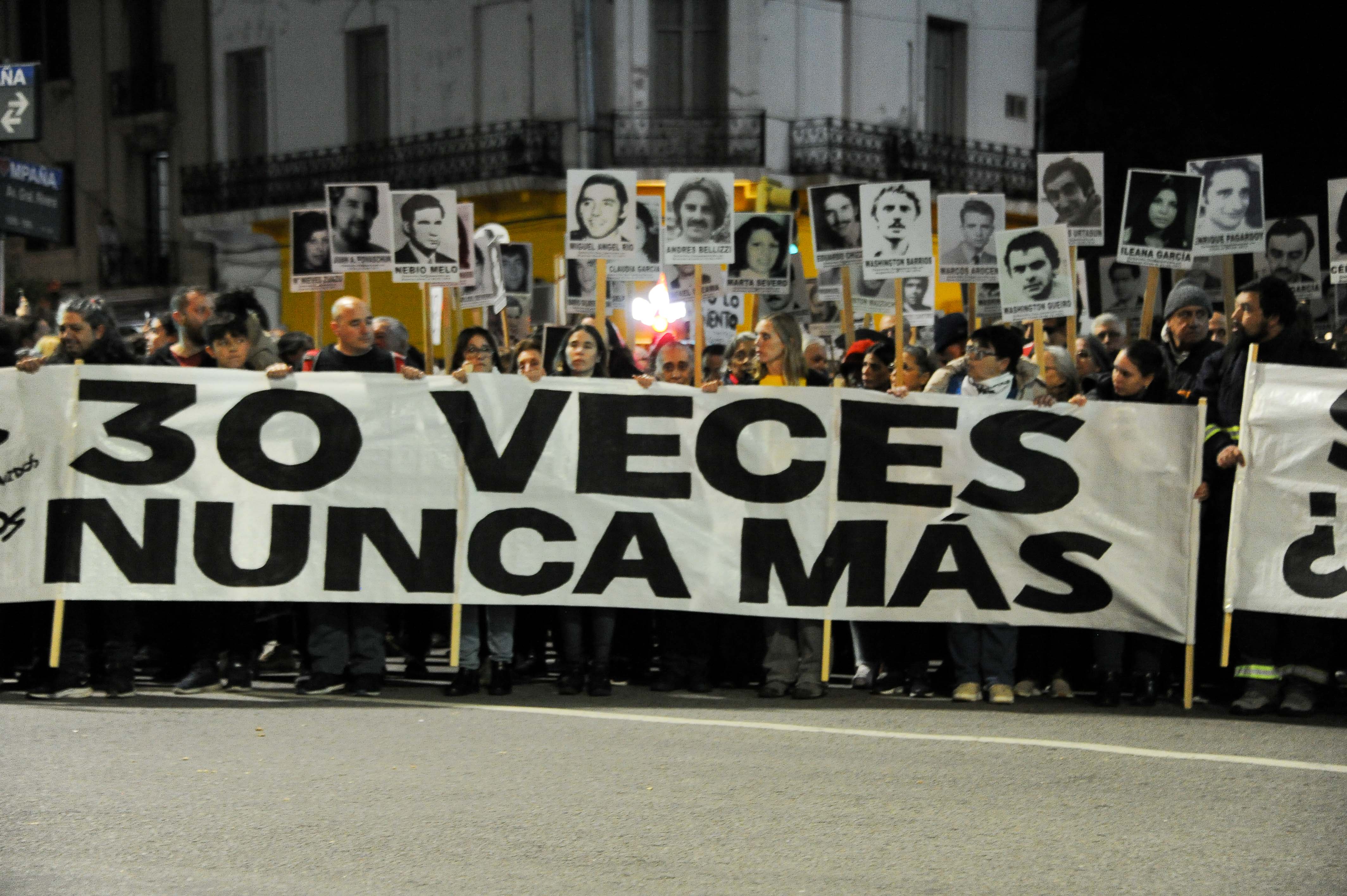 Miles de uruguayos participaron en la 30.ª Marcha del Silencio