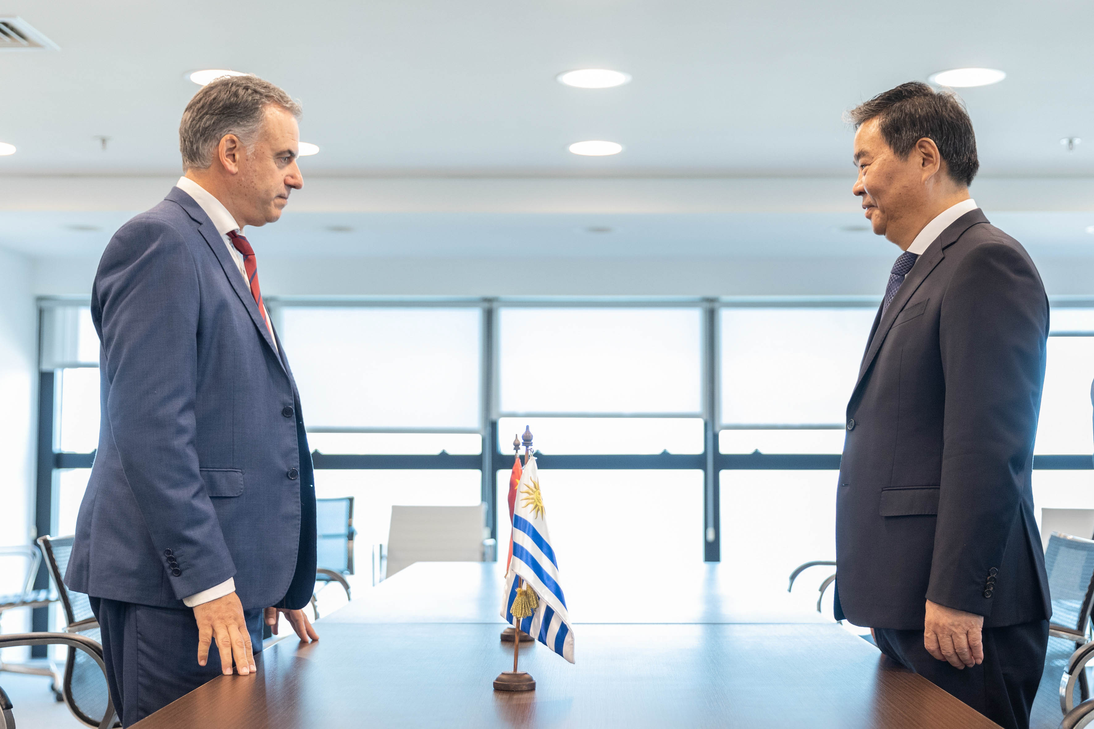 Presidente Yamandú Orsi en reunión con delegación china