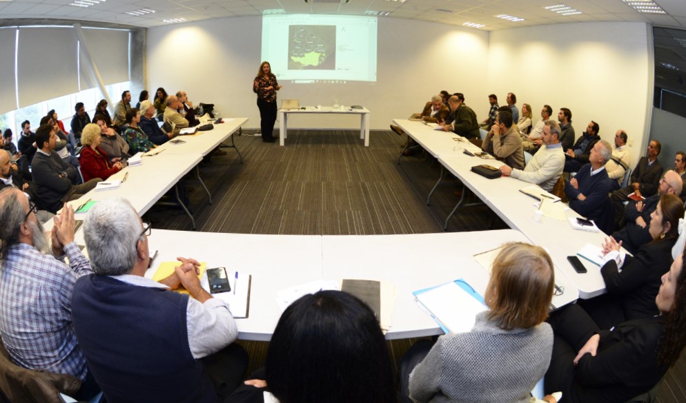 Imágenes de reunión del Comité de Especies Exóticas Invasoras