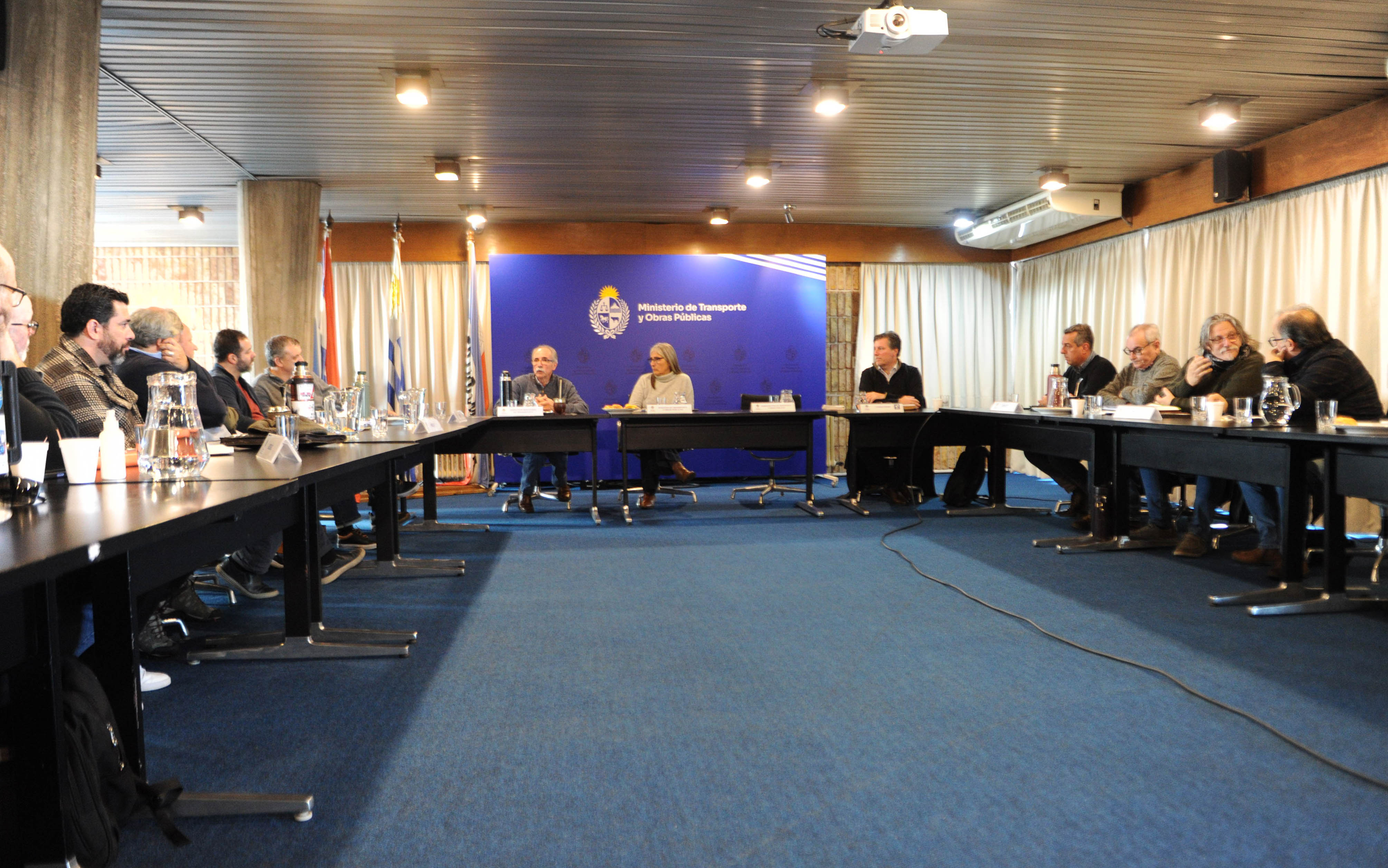 Reunión entre autoridades del MTOP y sindicatos del transporte