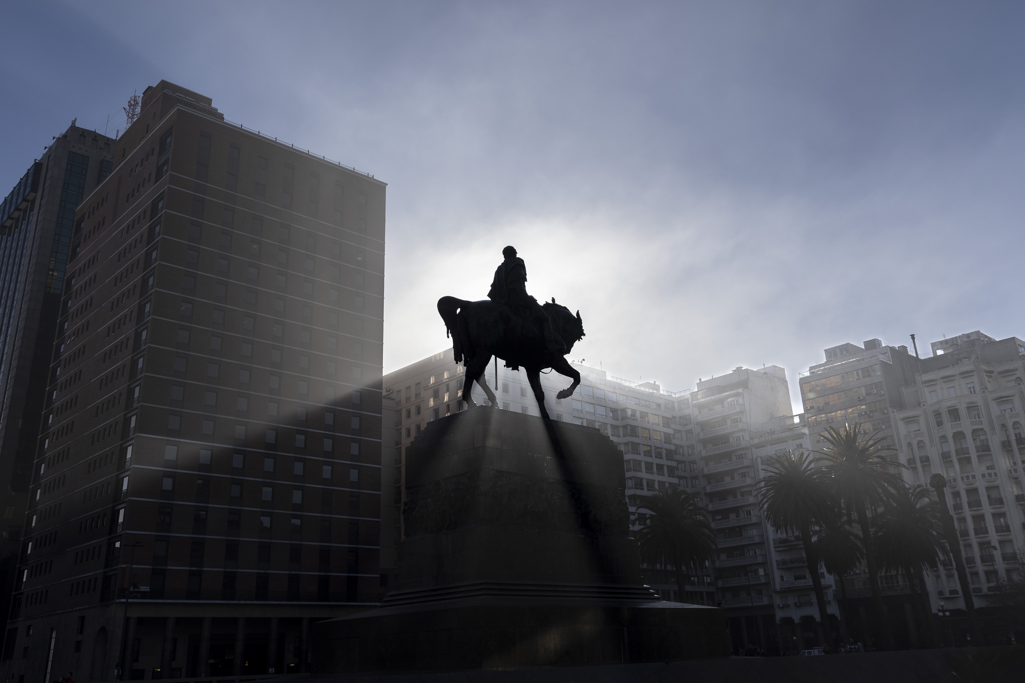 Natalicio de Artigas: Presidente Orsi inició conmemoraciones ante monumento al prócer en plaza Independencia