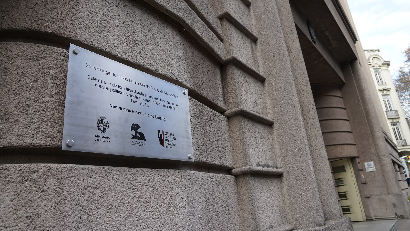 Colocación de Placa de la Memoria en la ex Jefatura de Policía y Cárcel Central