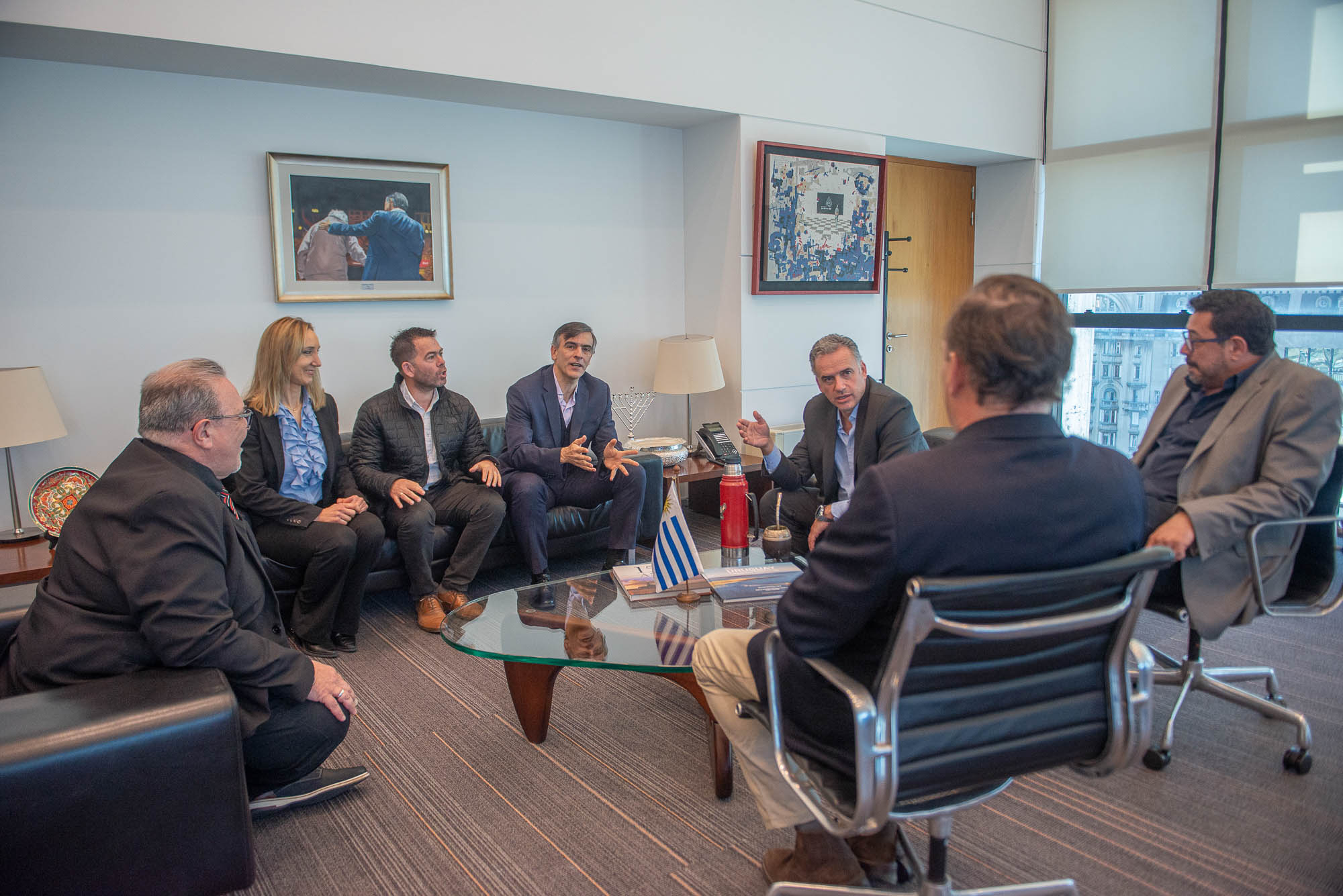 Orsi, junto al secretario de Presidencia e integrantes de las cámaras empresariales, sentados en sillones en el despacho presidencial
