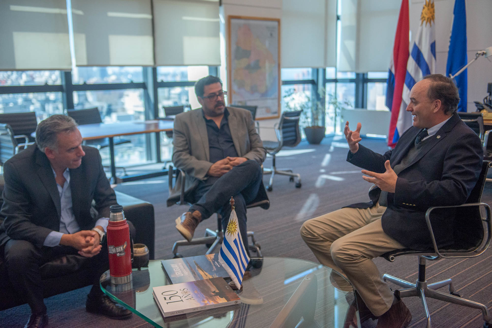 Orsi, junto al secretario de Presidencia y un integrantes de las cámaras empresariales, dialogan sentados en sillones en el despacho presidencial.