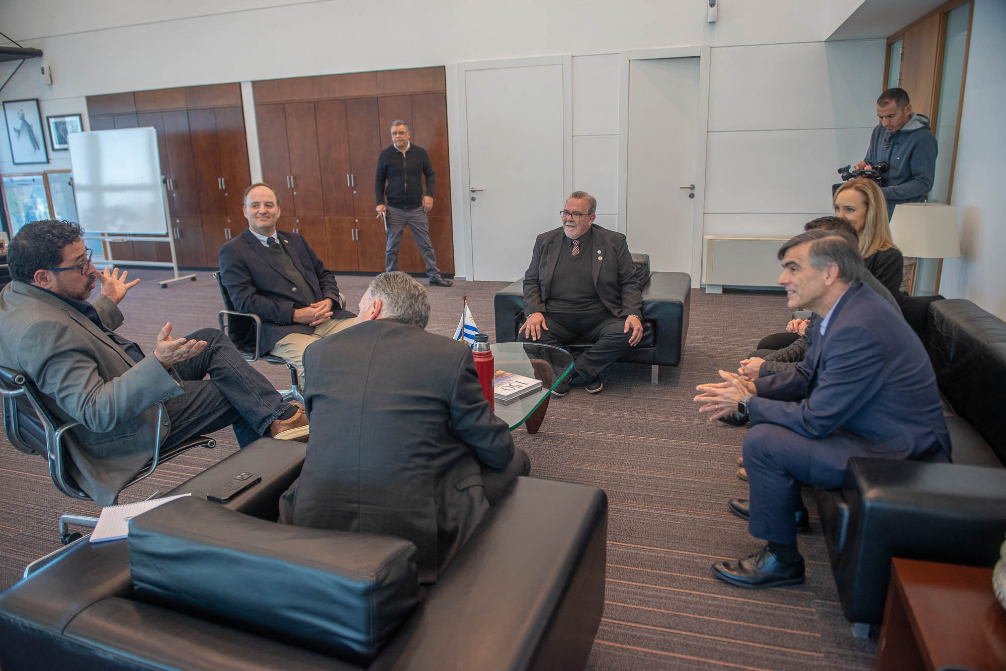 Otra perspectiva de Orsi, junto al secretario de Presidencia e integrantes de las cámaras empresariales, dialogando.