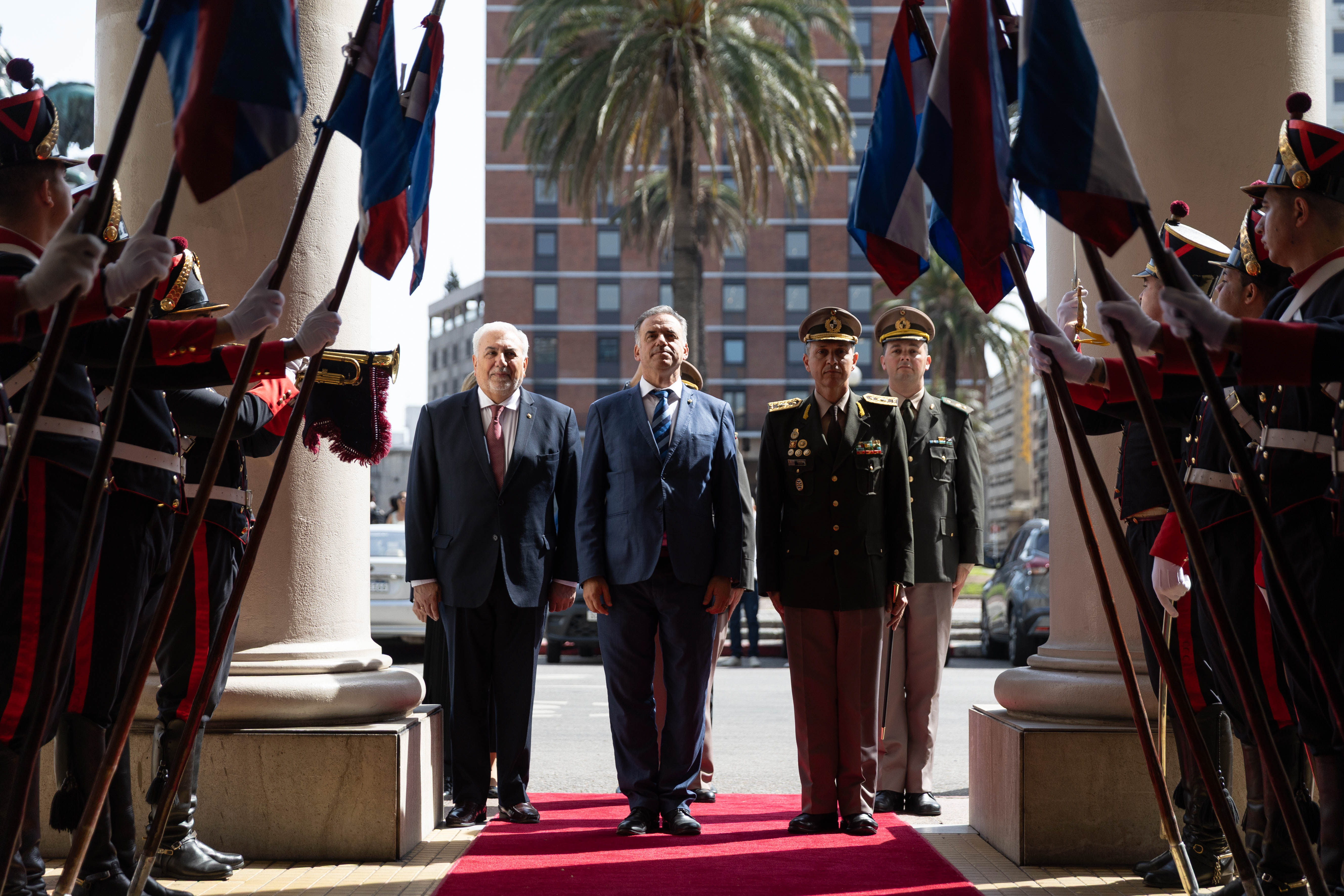 Orsi junto a autoridades militares es recibido por la guardia de honor en el Palacio Esteves.