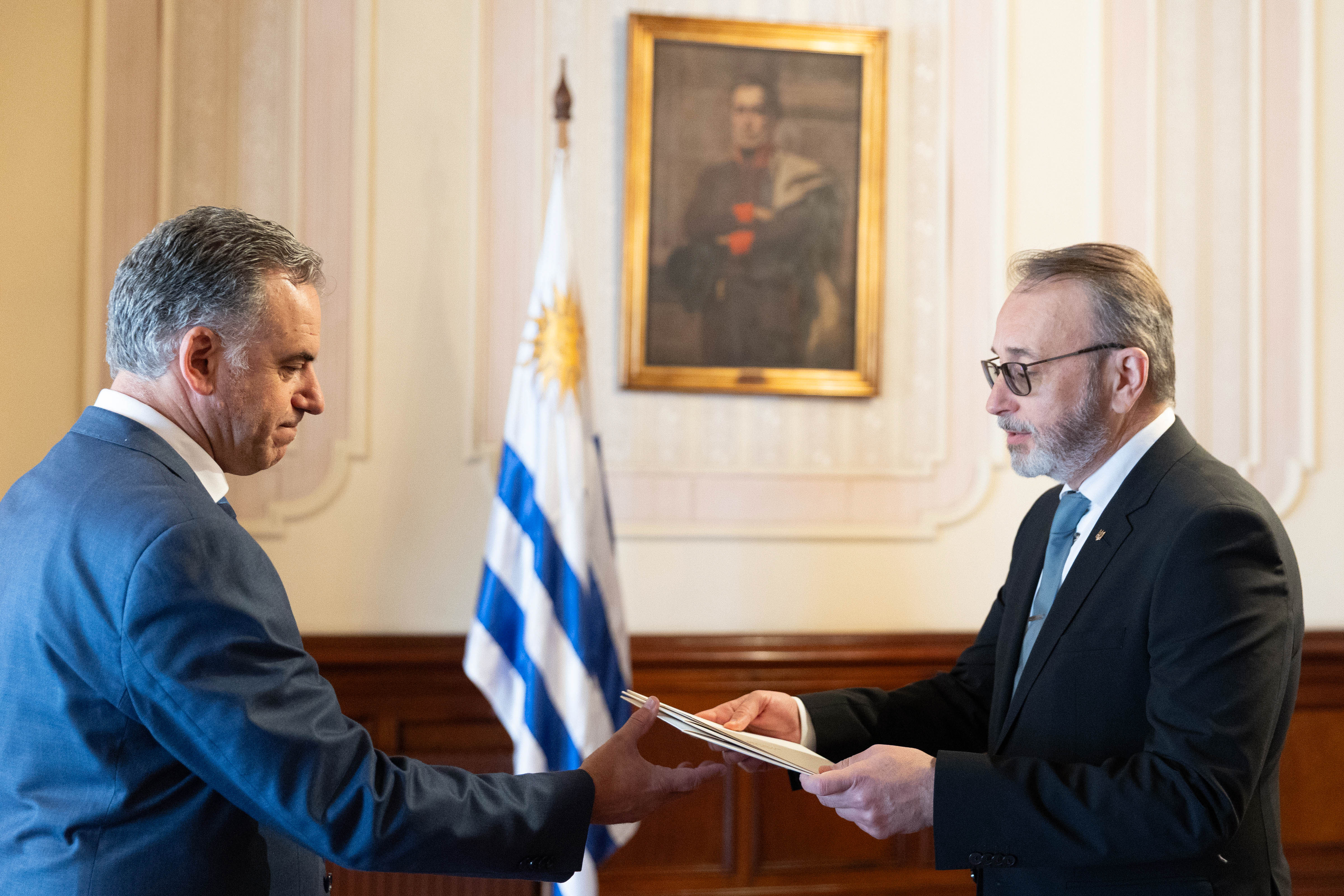 El embajador de Ucrania le entrega las cartas credenciales a Orsi en el salón principal del Palacio. Atrás se observa el pabellón nacional.