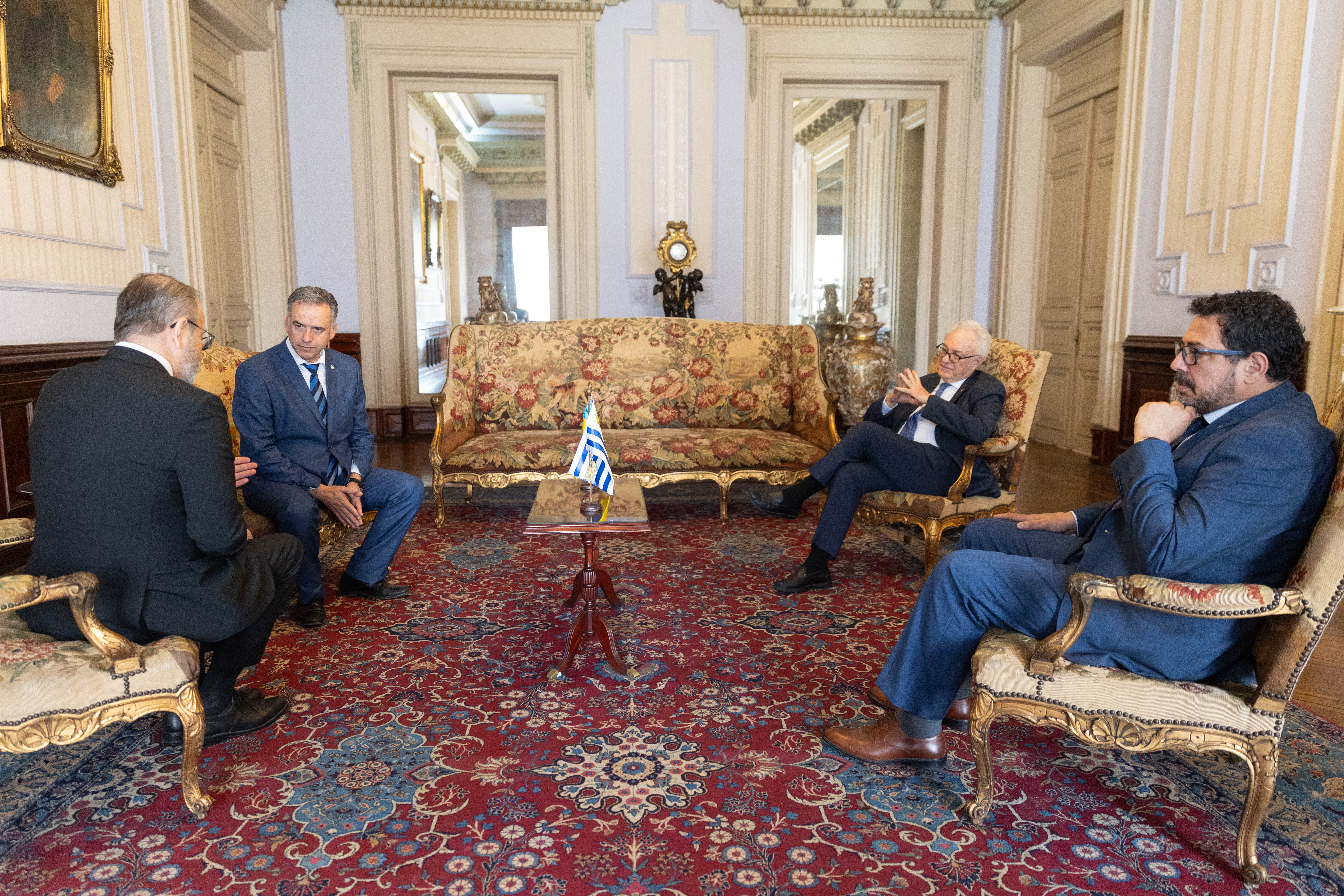Orsi, embajador de Ucrania, ministro de Relaciones Exteriores y secretario de Presidencia sentados en forma circular dialogan entre sí.