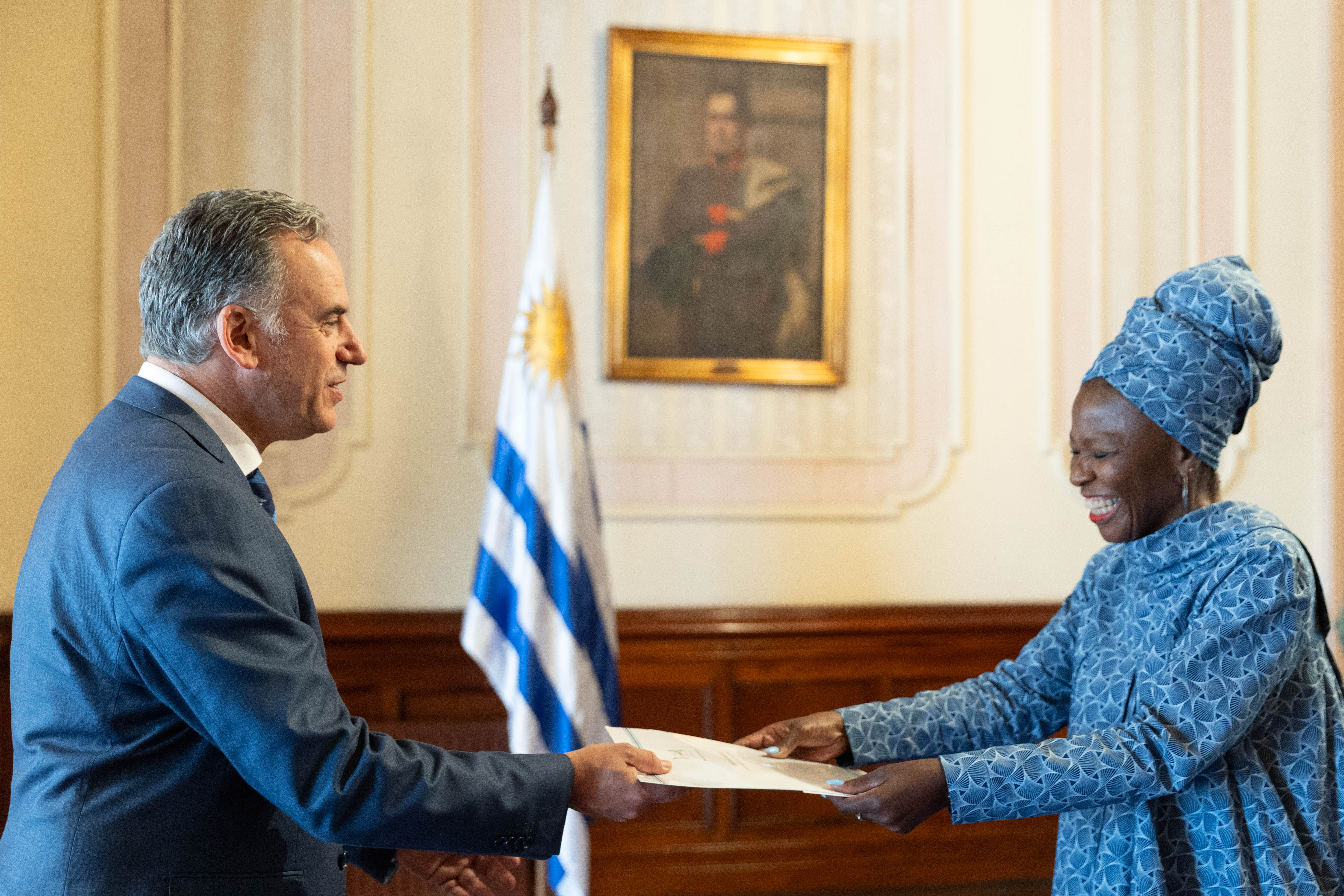 Embajadora de la República de Botsuana le entrega sus cartas credenciales a Orsi en el salón principal del Palacio.