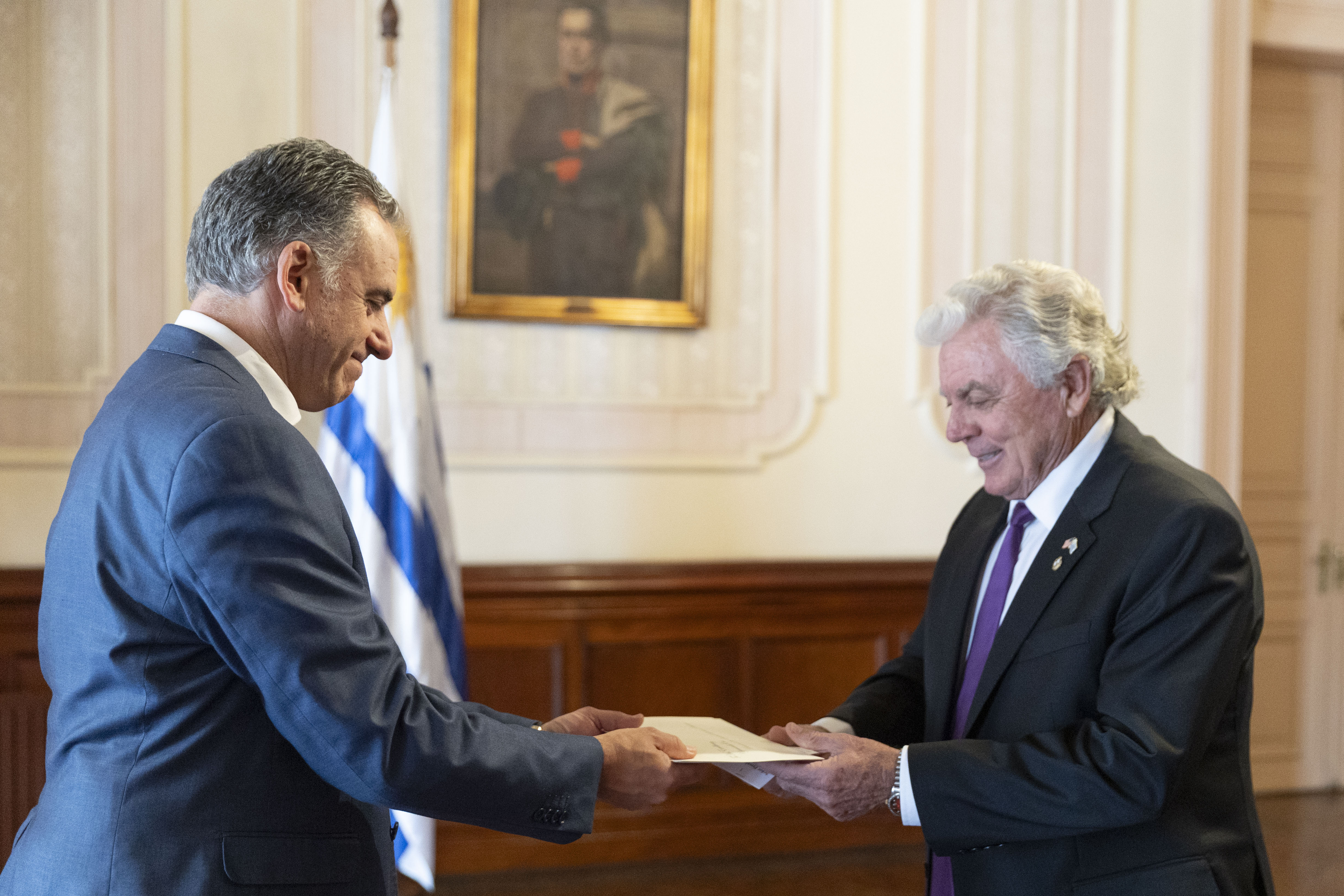 Embajador de Estados Unidos le entrega cartas credenciales a Orsi en el salón principal del Palacio. Atrás se observa el pabellón nacional.