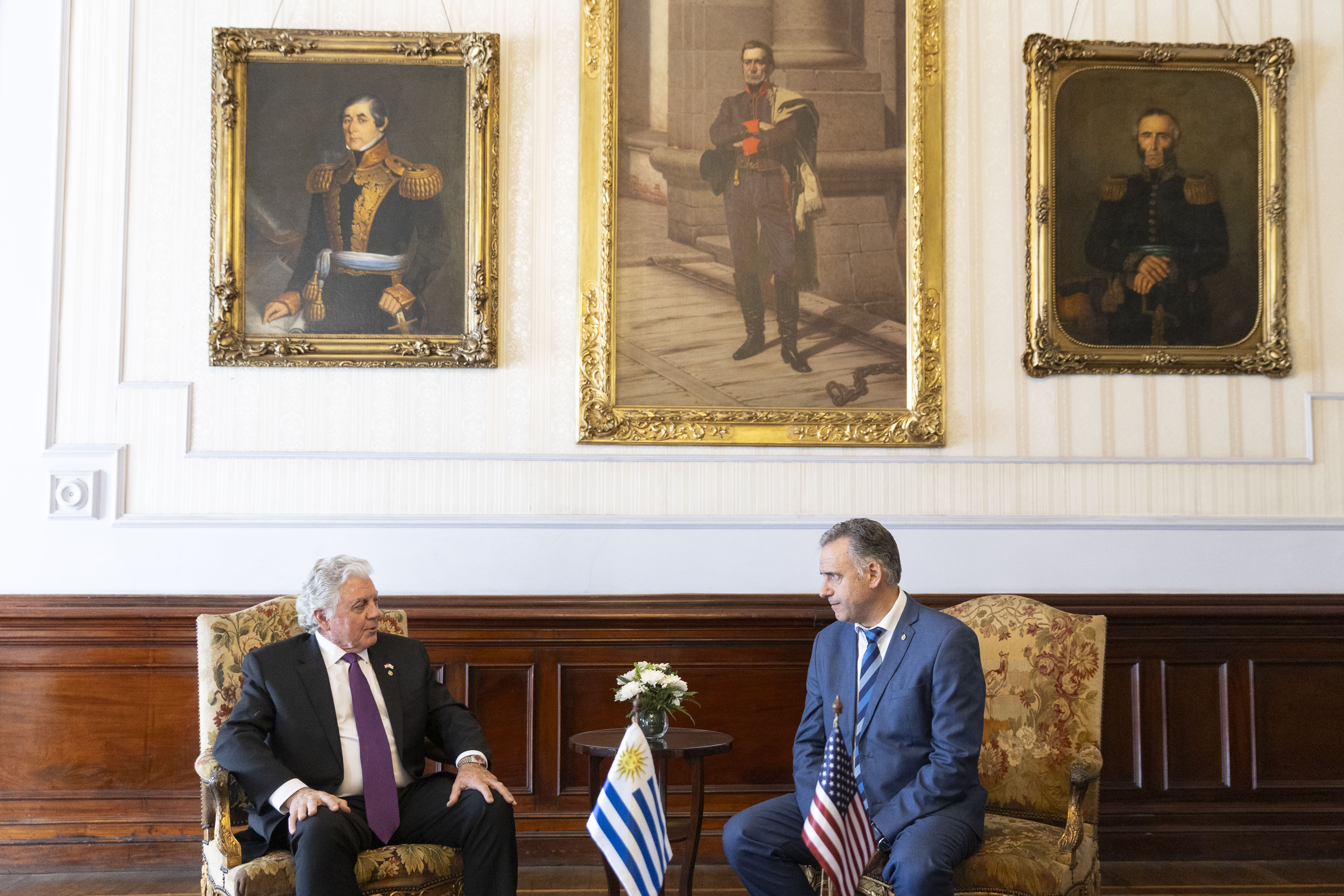 Otra perspectiva de Orsi y embajador de Estados Unidos sentados en sillones dialogando entre sí.