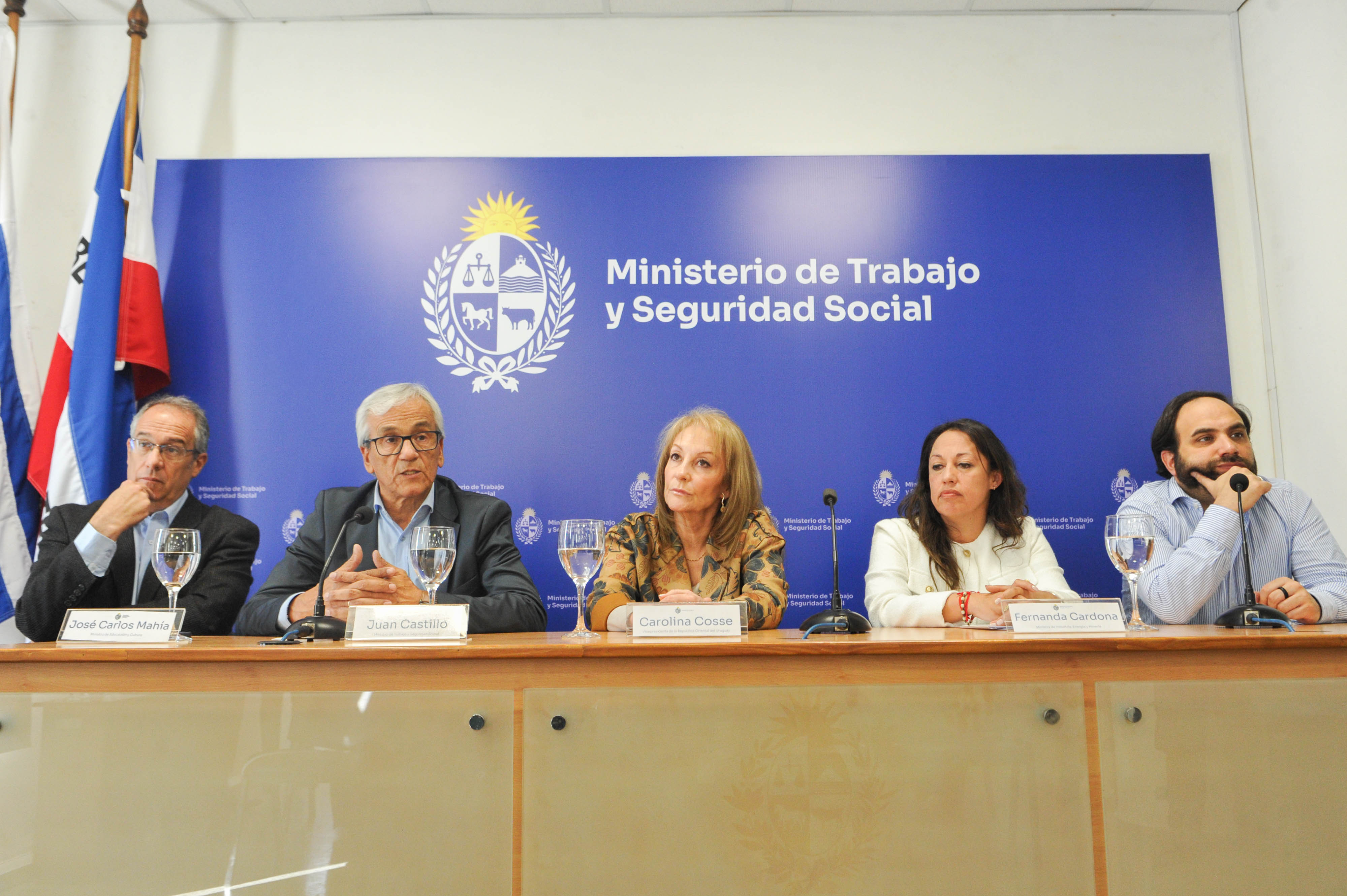 Cosse junto a los ministros de Trabajo, Industria, Educación y Desarrollo Social sentada en mesa con micrófonos en la sala de eventos del MTSS.