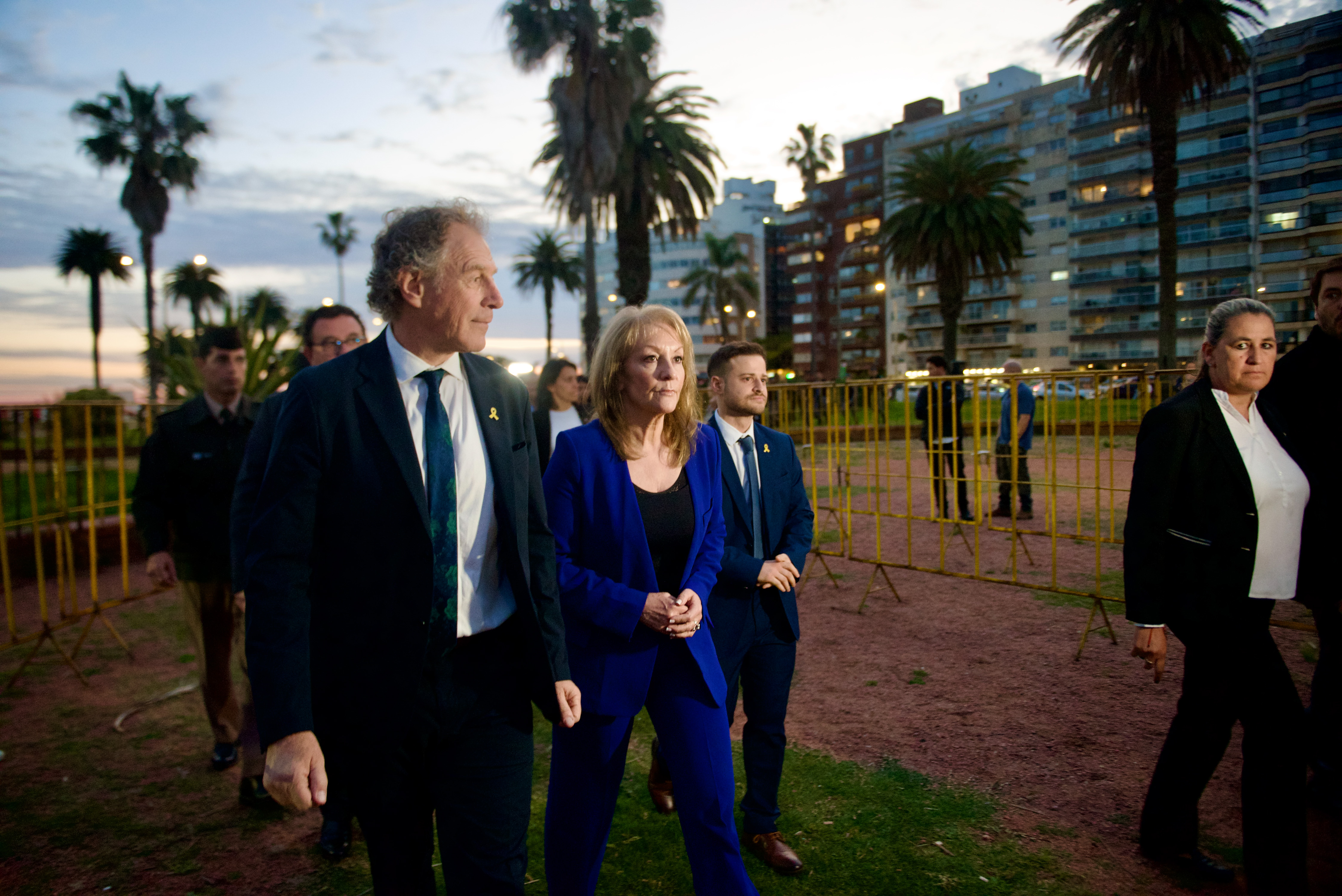 Cosse y un integrante del Comité Central Israelita del Uruguay caminan por la rambla de Trouville acompañados de otros asistentes.