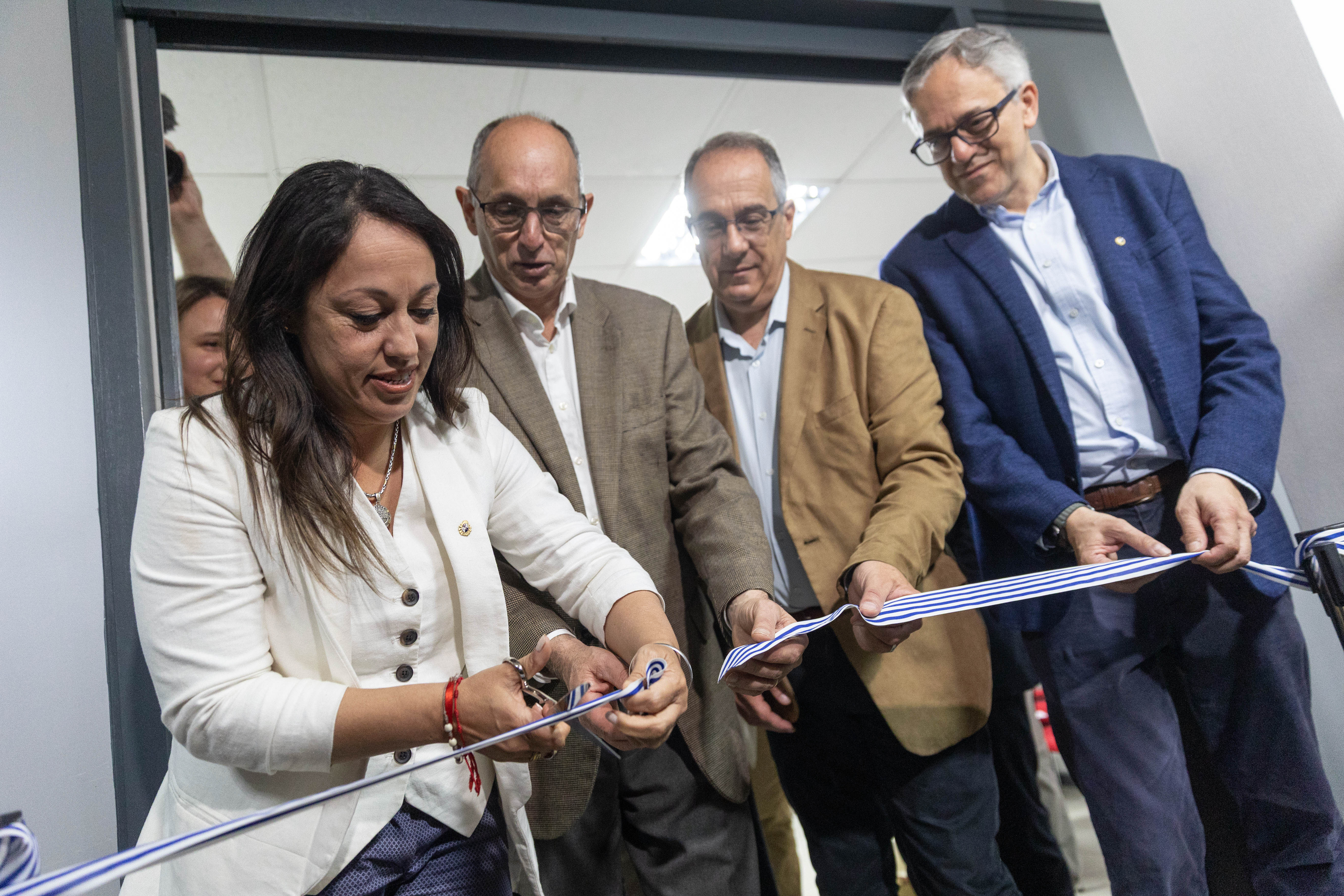 Ministra de Industria corta una cinta junto al ministro de Educación, el director de OPP y el presidente de la CTM por Uruguay.