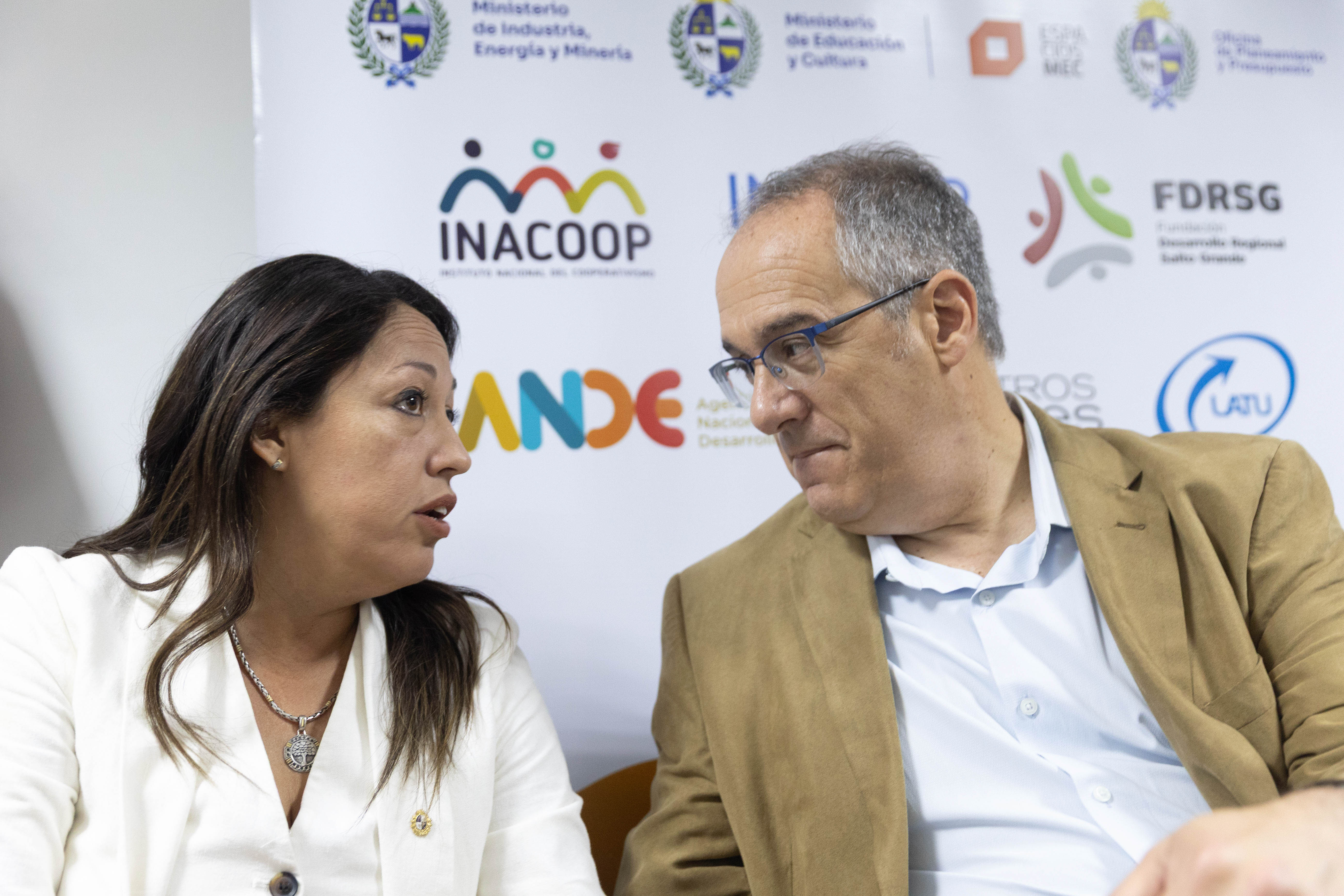 Ministros de Industria y Educación y Cultura dialogan sentados en sala de eventos del centro Conecta Salto.