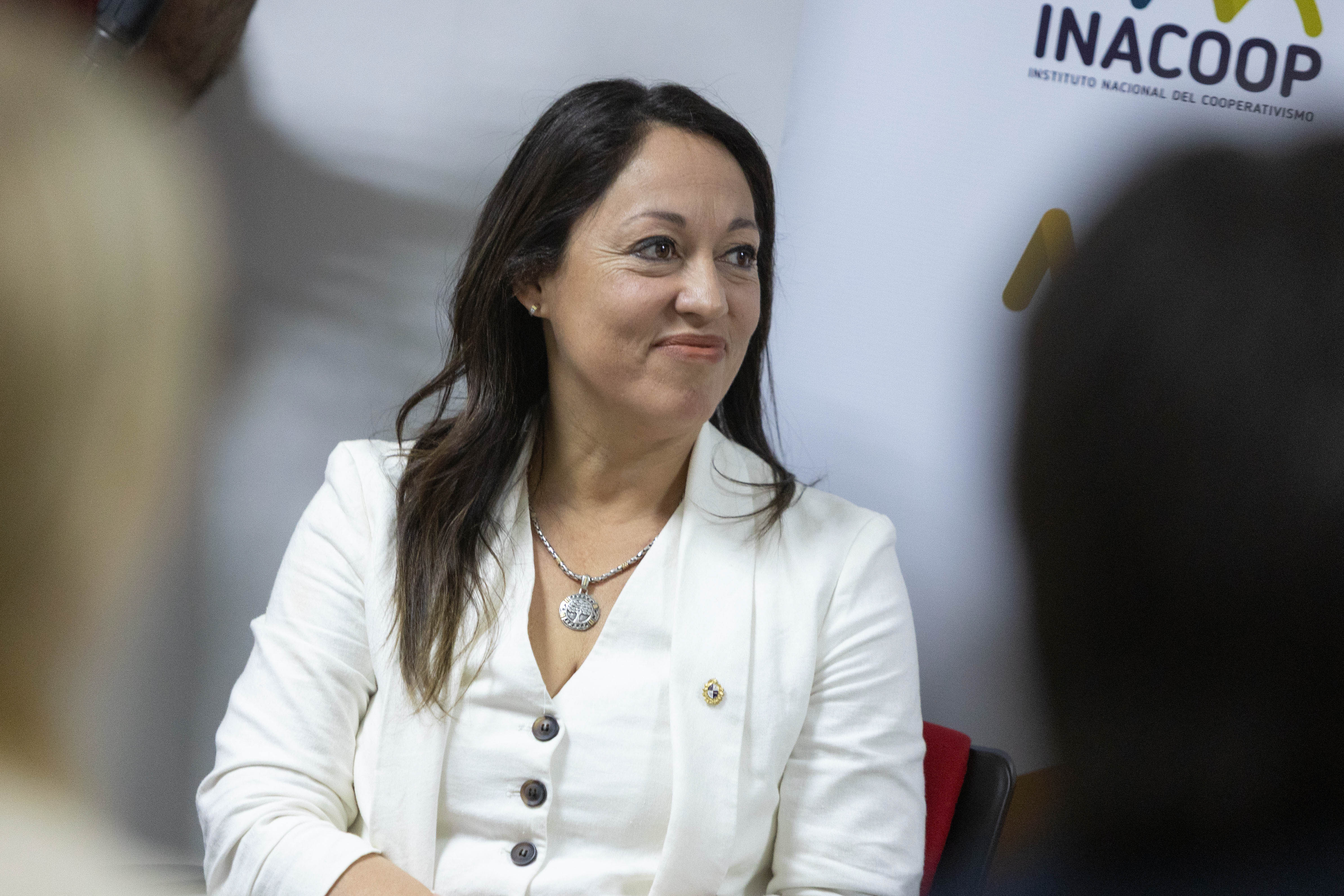 Primer plano de la ministra de Industria sentada mirando hacia un costado.