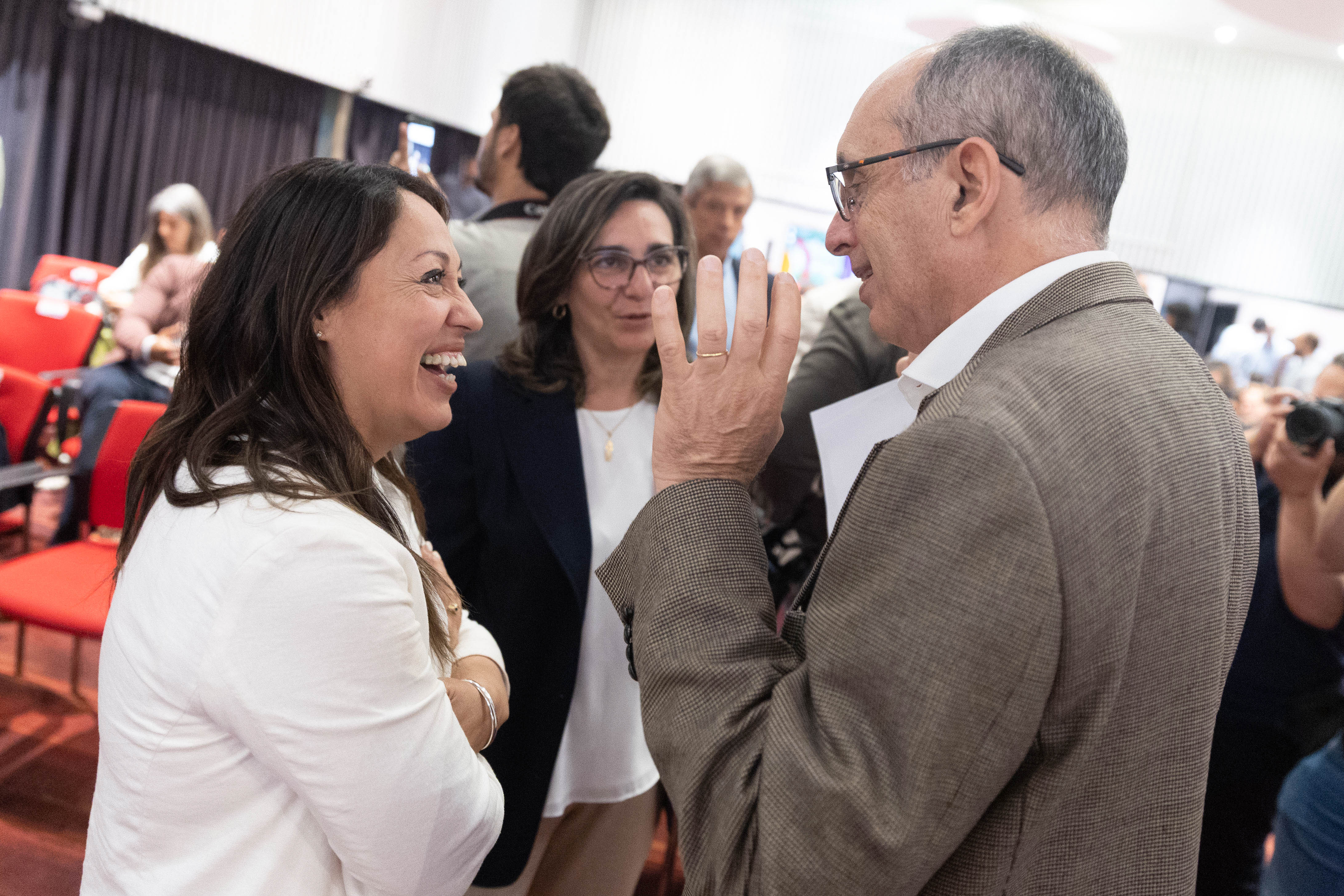 El presidente de la CTM conversa con la ministra de Industria y la presidenta de UTE entre el público.