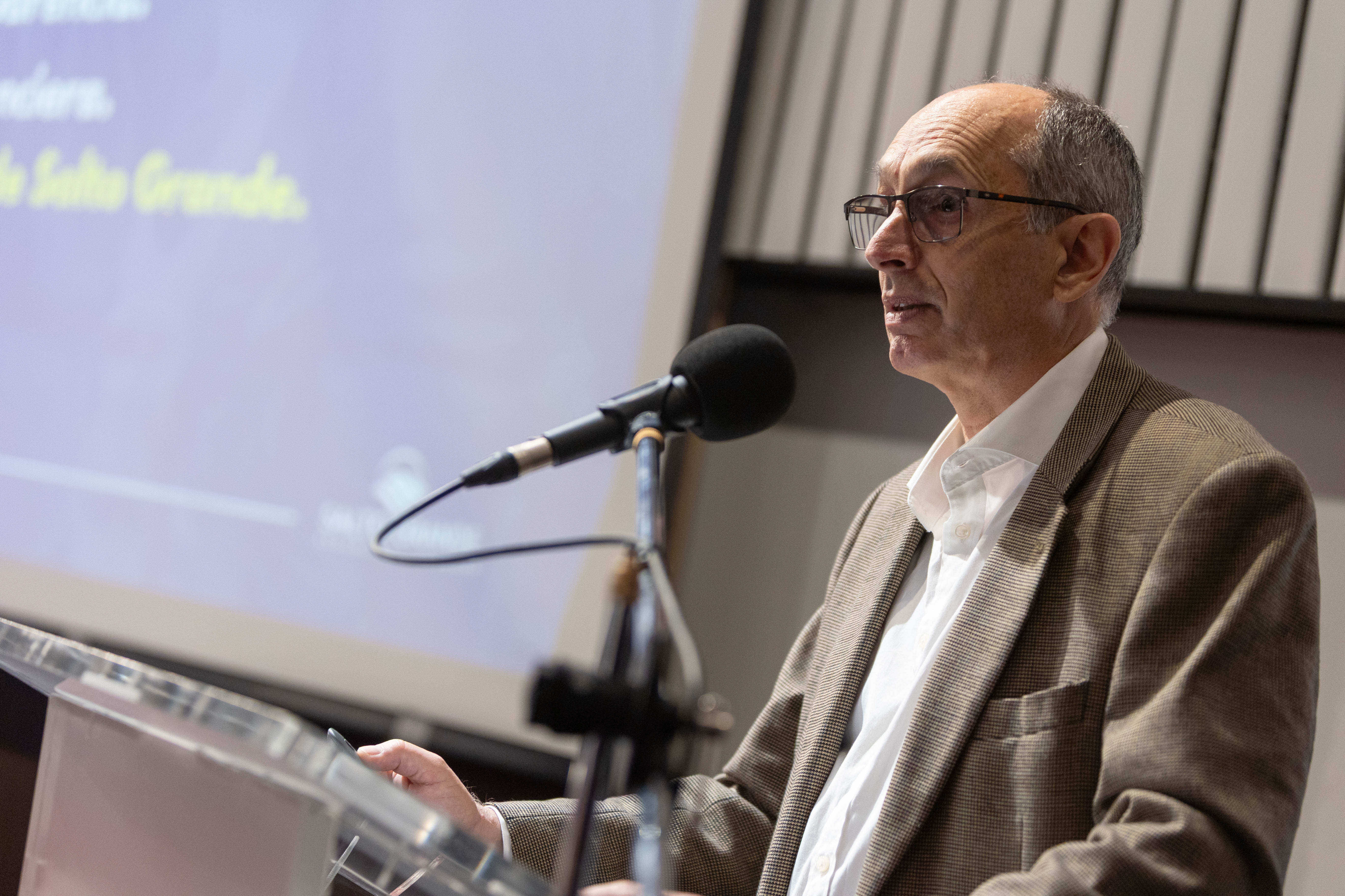 El presidente de la CTM por Uruguay diserta de pie en atril con micrófono. Al costado se observa una gran pantalla que proyecta una presentación.
