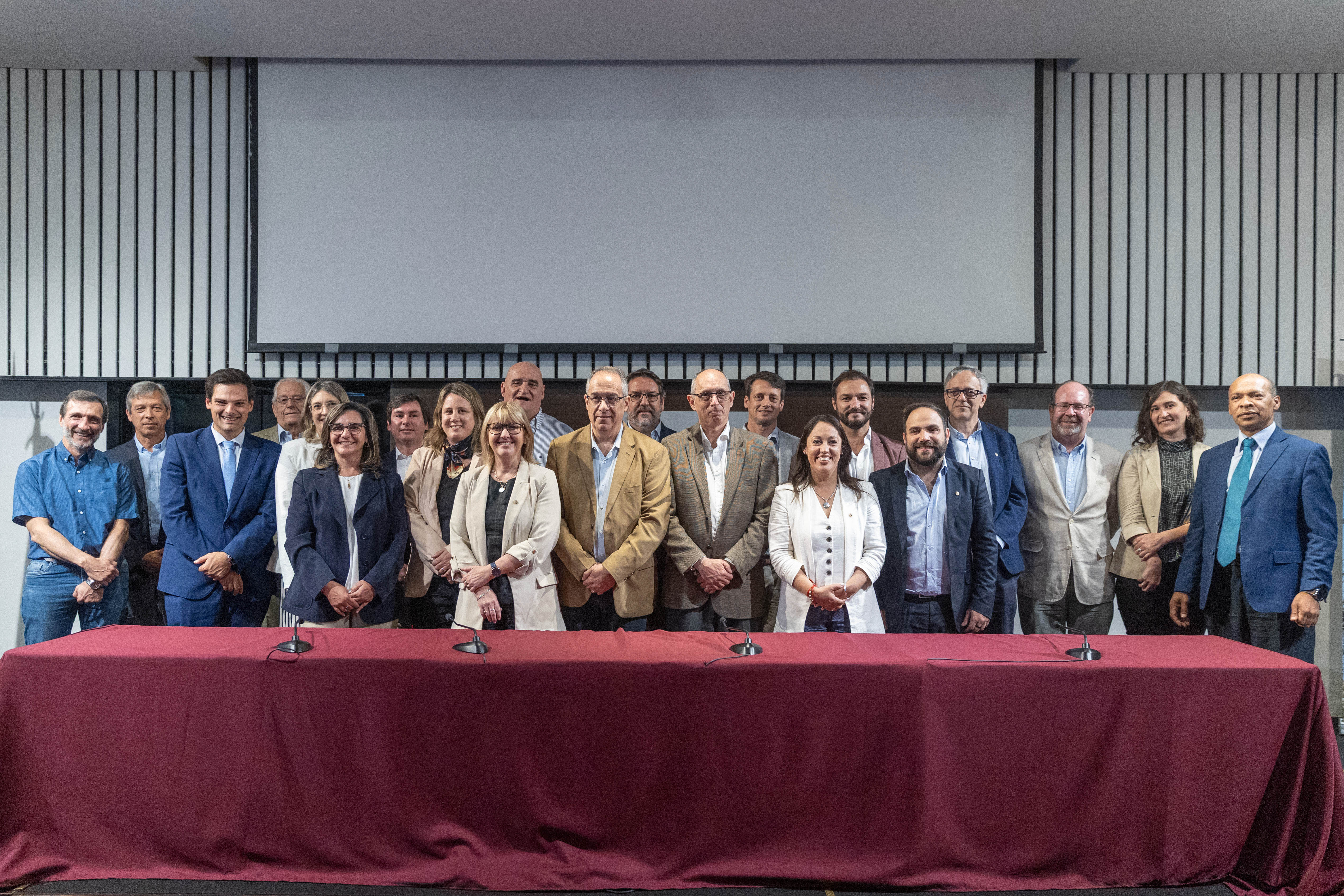 Ministros de Estado, presidentes de agencias y entes autónomos y autoridades de la CTM posan sonrientes frente a cámara.